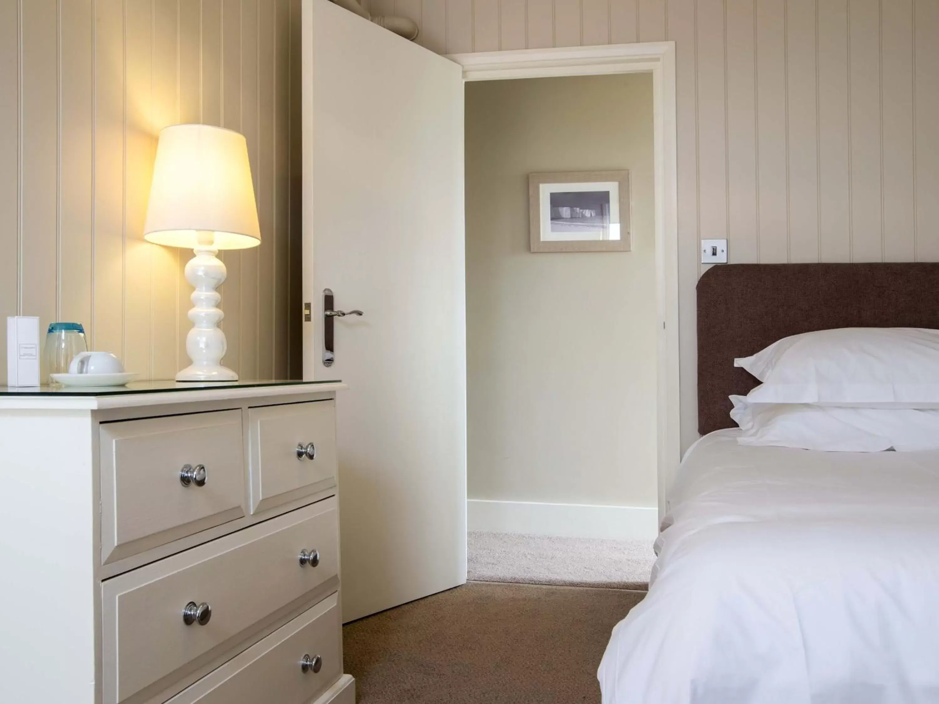 Bedroom, Bed in Botany Bay Hotel