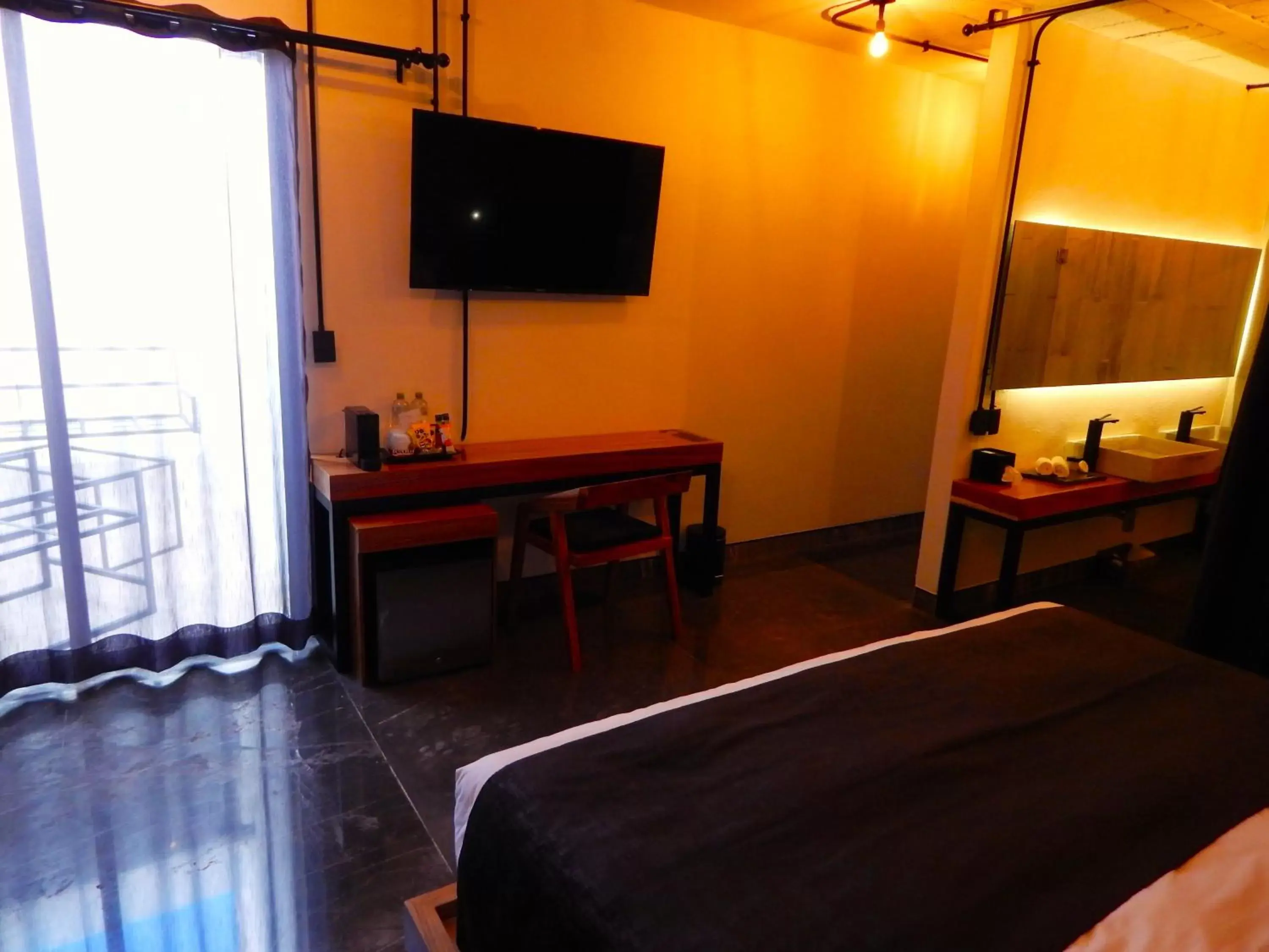 Bed, TV/Entertainment Center in Hotel Tila