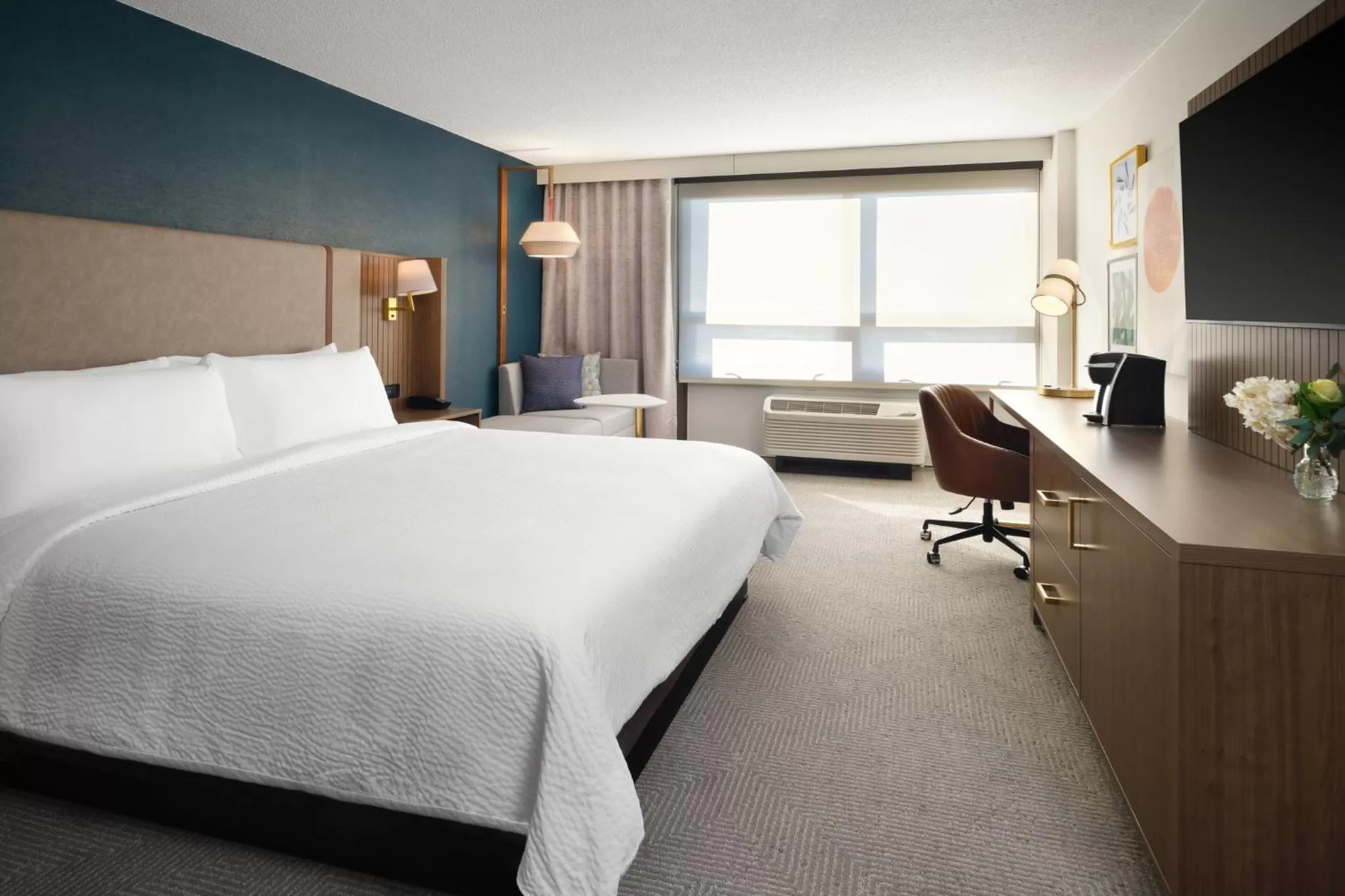 Photo of the whole room, Bed in Holiday Inn Chicago O'Hare - Rosemont by IHG