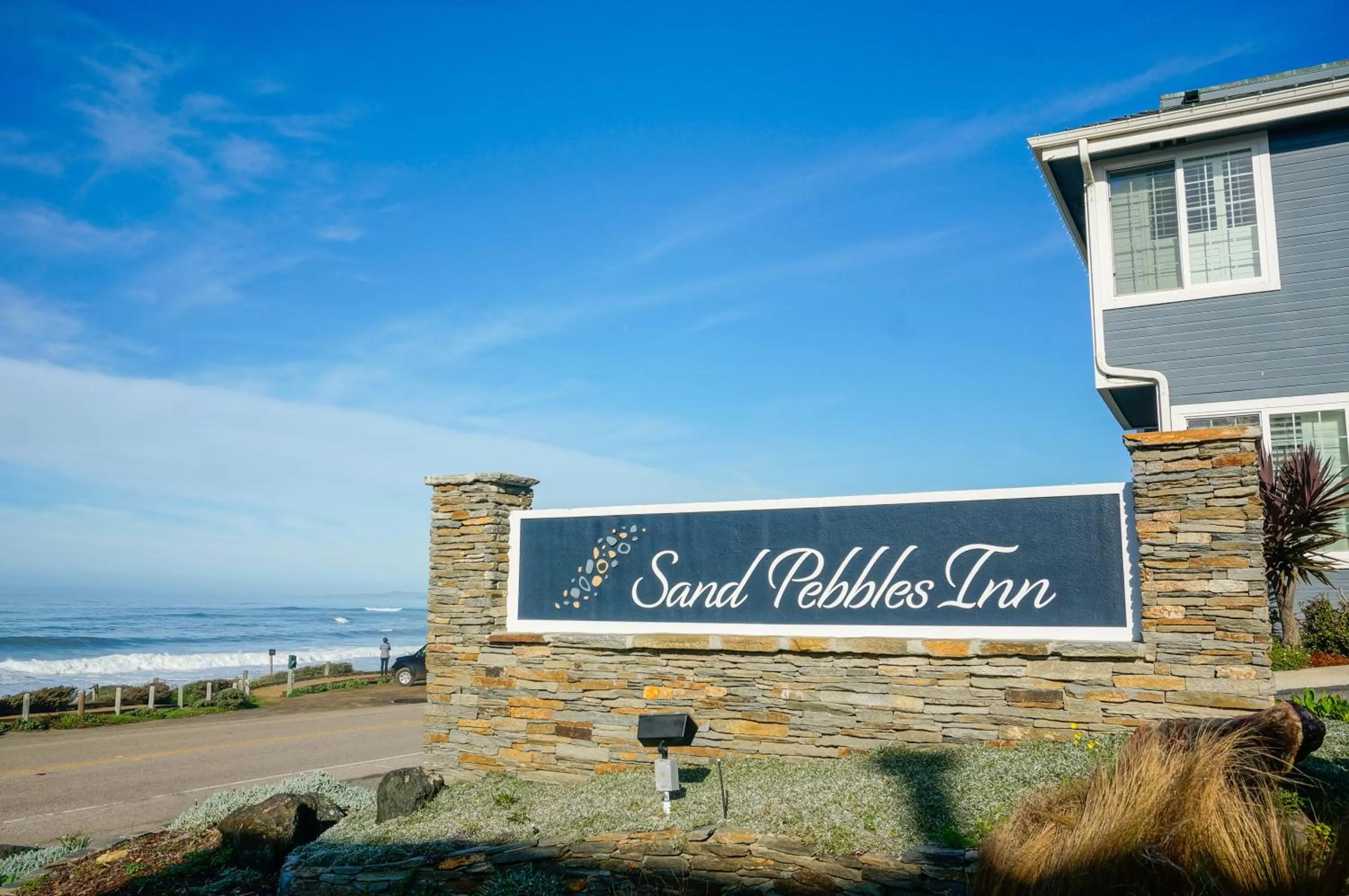 Facade/entrance in Sand Pebbles Inn