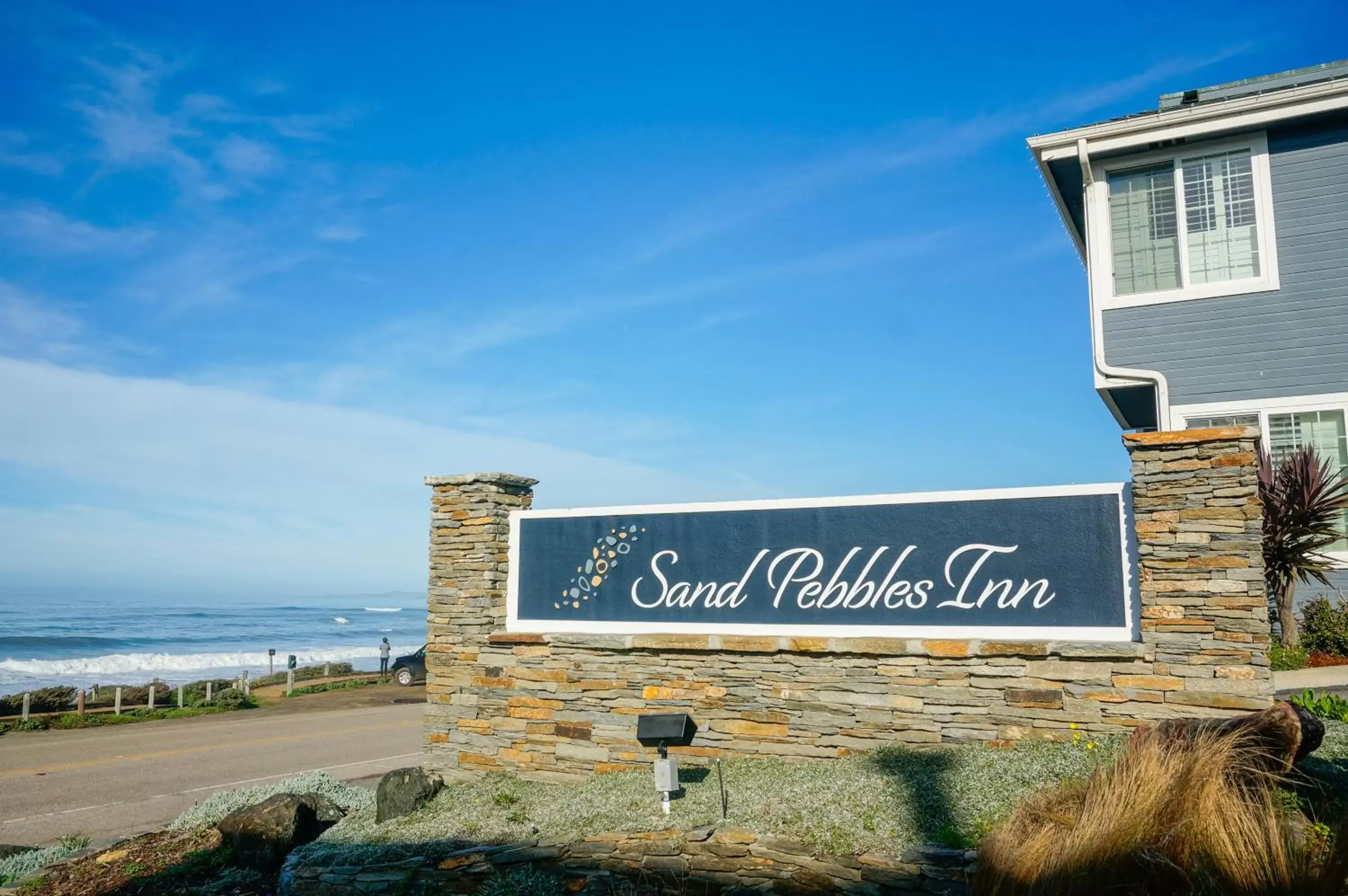 Facade/entrance in Sand Pebbles Inn