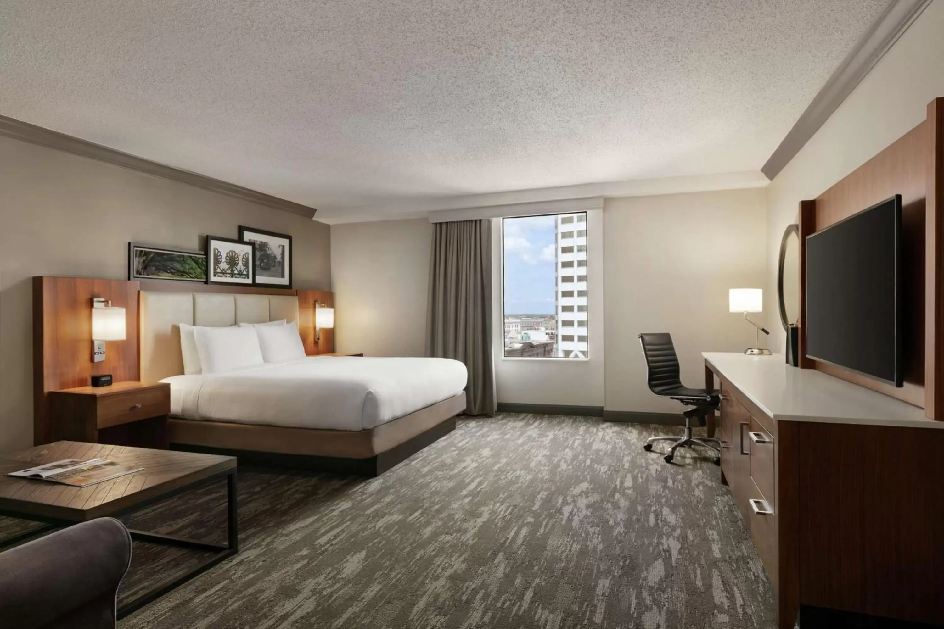 Bed, TV/Entertainment Center in DoubleTree by Hilton New Orleans