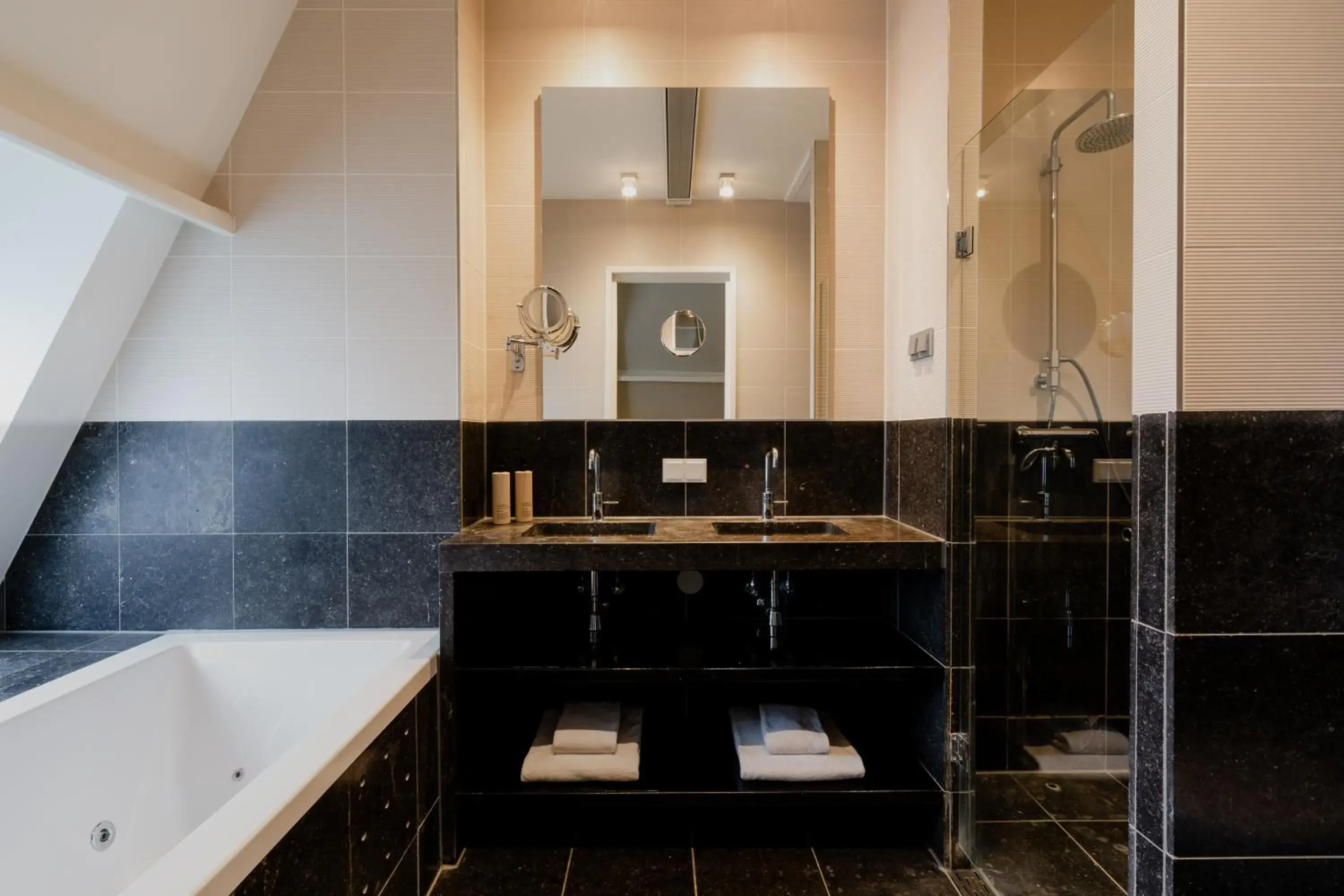 Bathroom, Kitchen/Kitchenette in Hotel Roemer Amsterdam