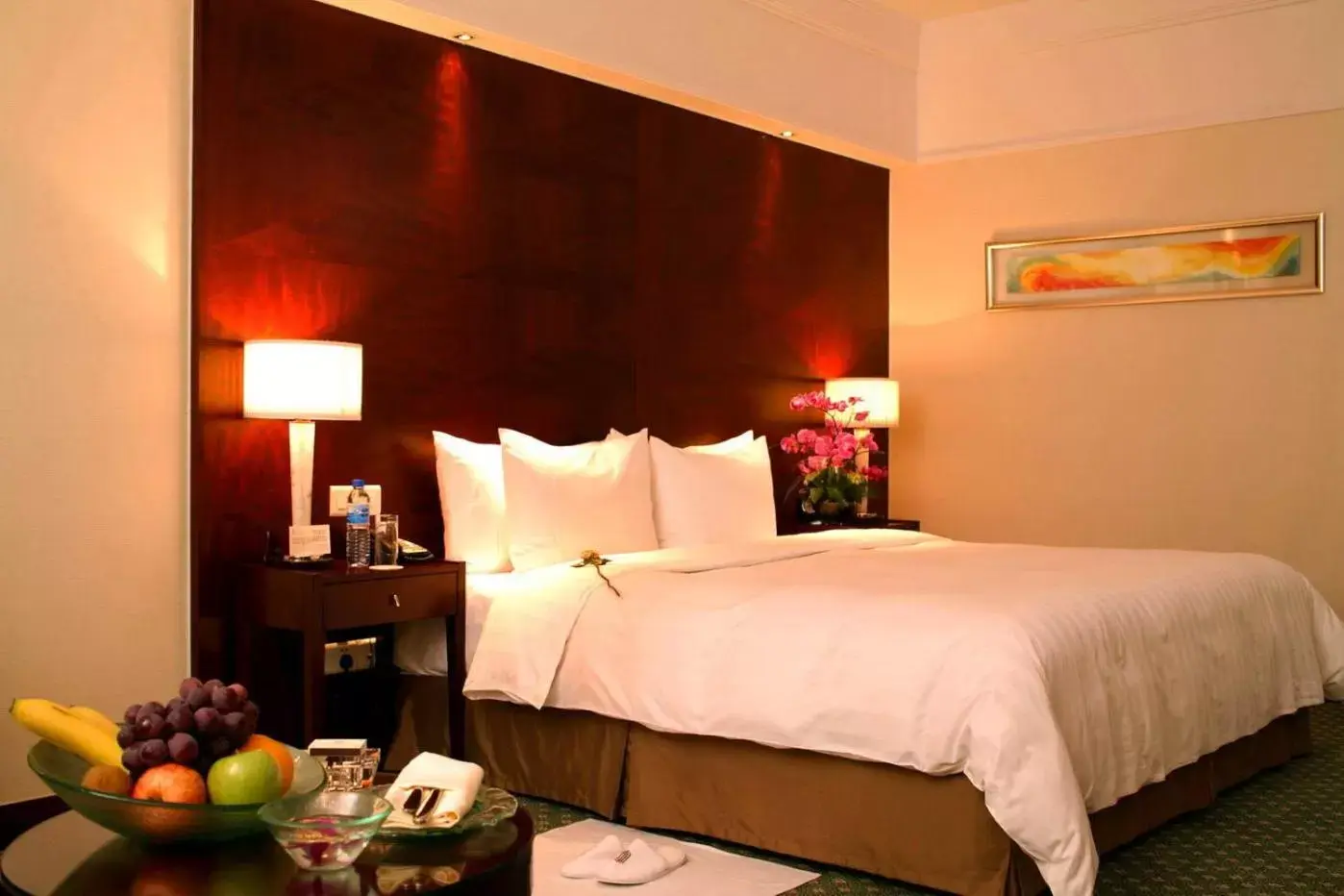 Photo of the whole room, Bed in Sheraton Ningbo Hotel - Tianyi Square