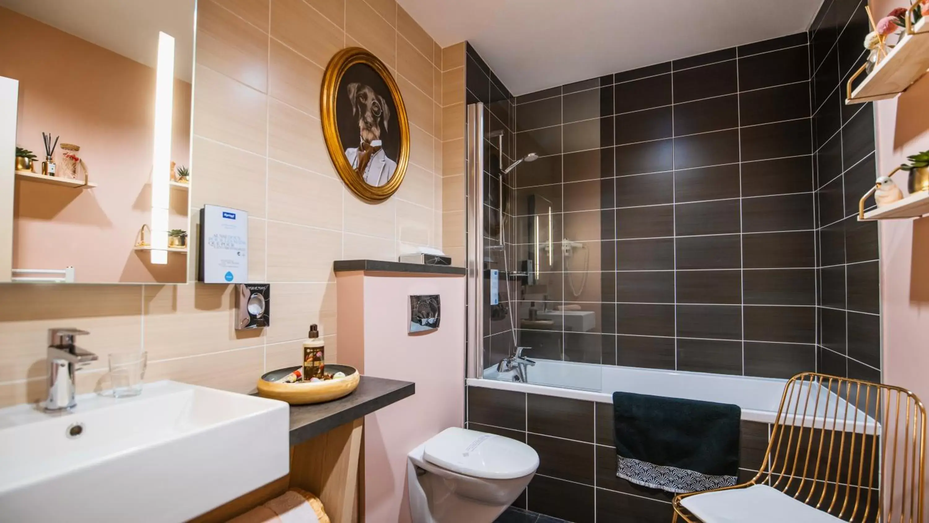 Bathroom in Kyriad Prestige Vannes Centre-Palais des Arts