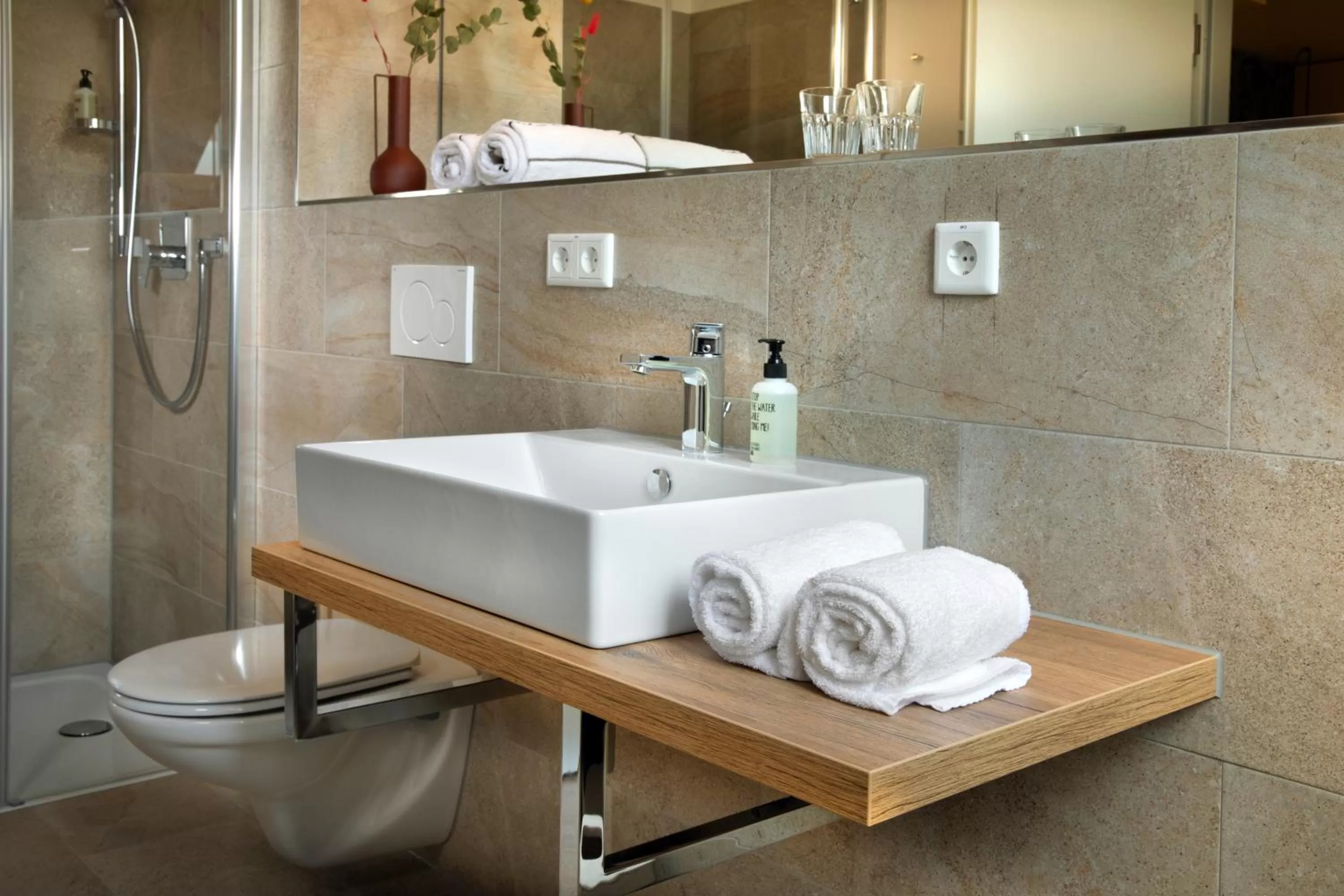 Toilet in Hotel Das Regensburg