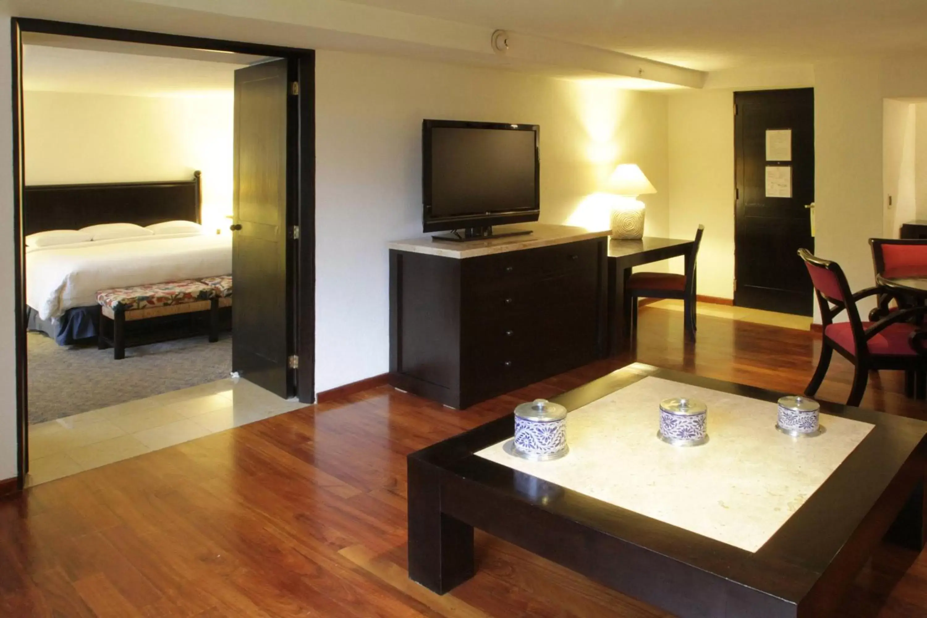 Bedroom, TV/Entertainment Center in Marriott Puebla Hotel Meson del Angel