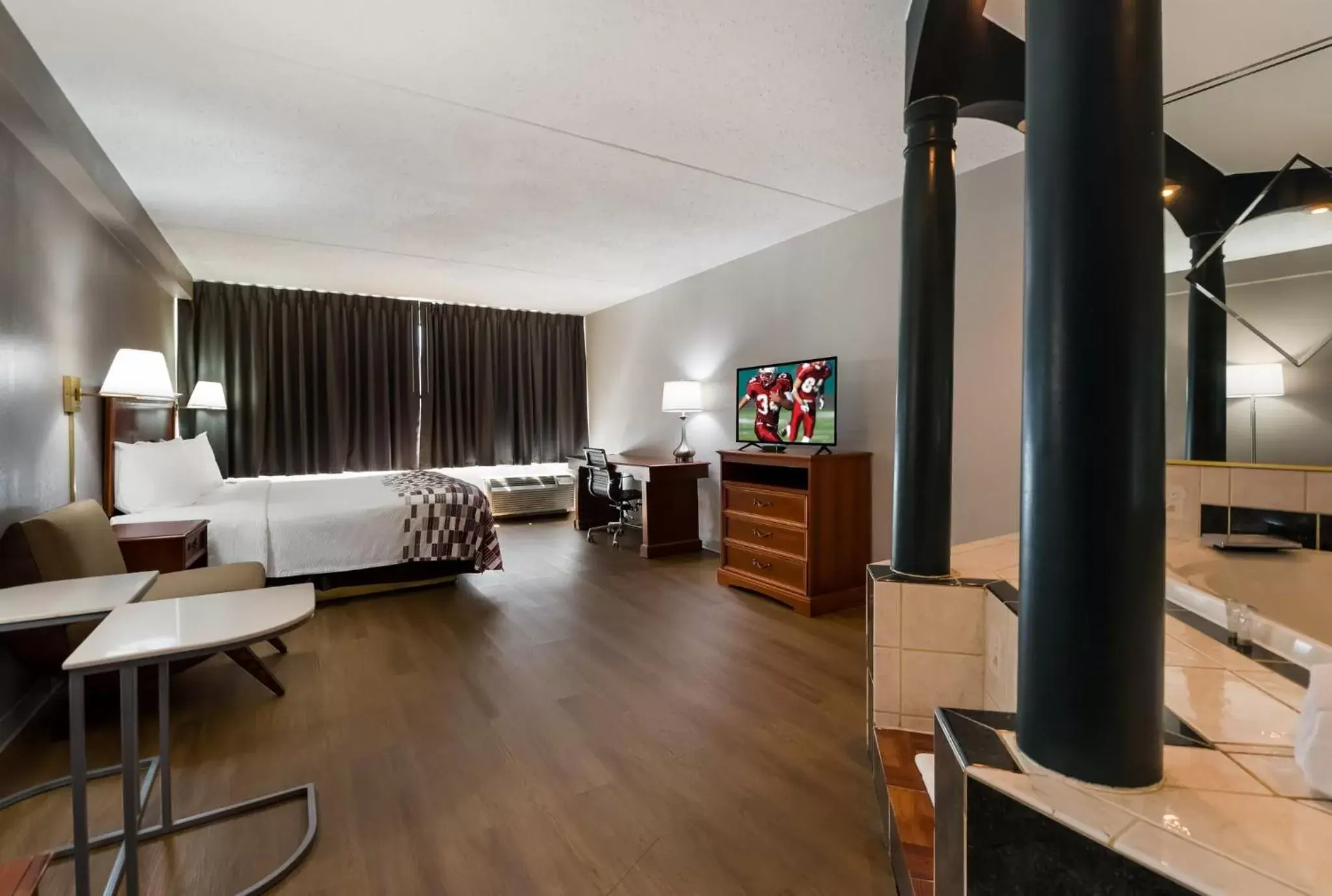 Photo of the whole room, TV/Entertainment Center in Red Roof Inn and Suites Newark - University