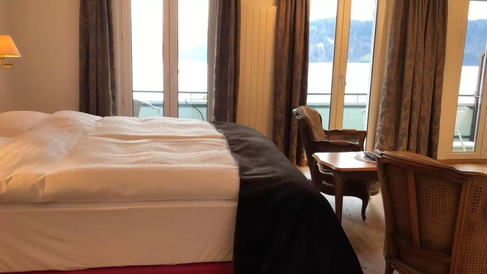 Lake view, Bed in Garni-Hotel Frohburg - Beau Rivage Collection