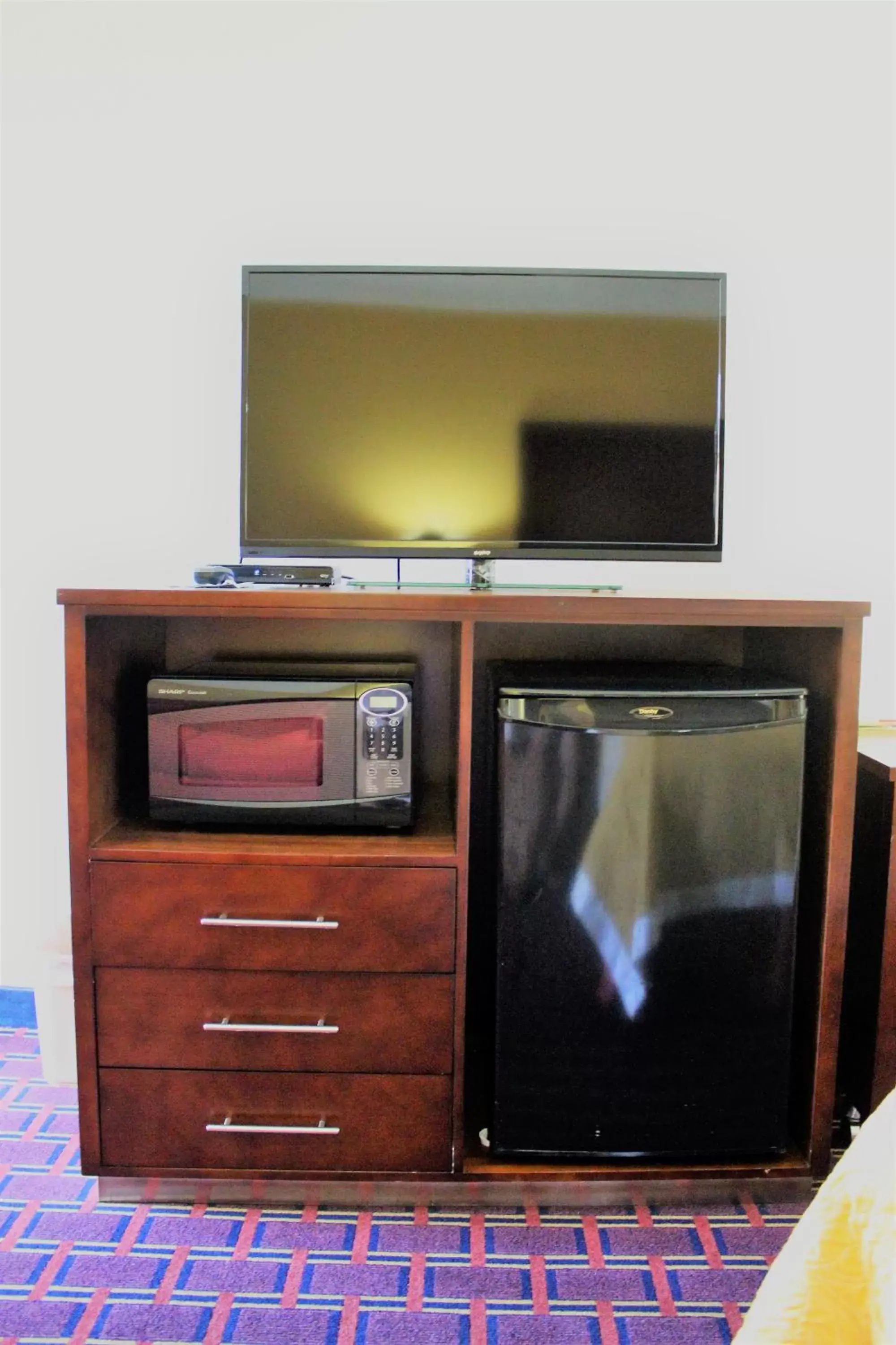 TV/Entertainment Center in Bluegrass Inn