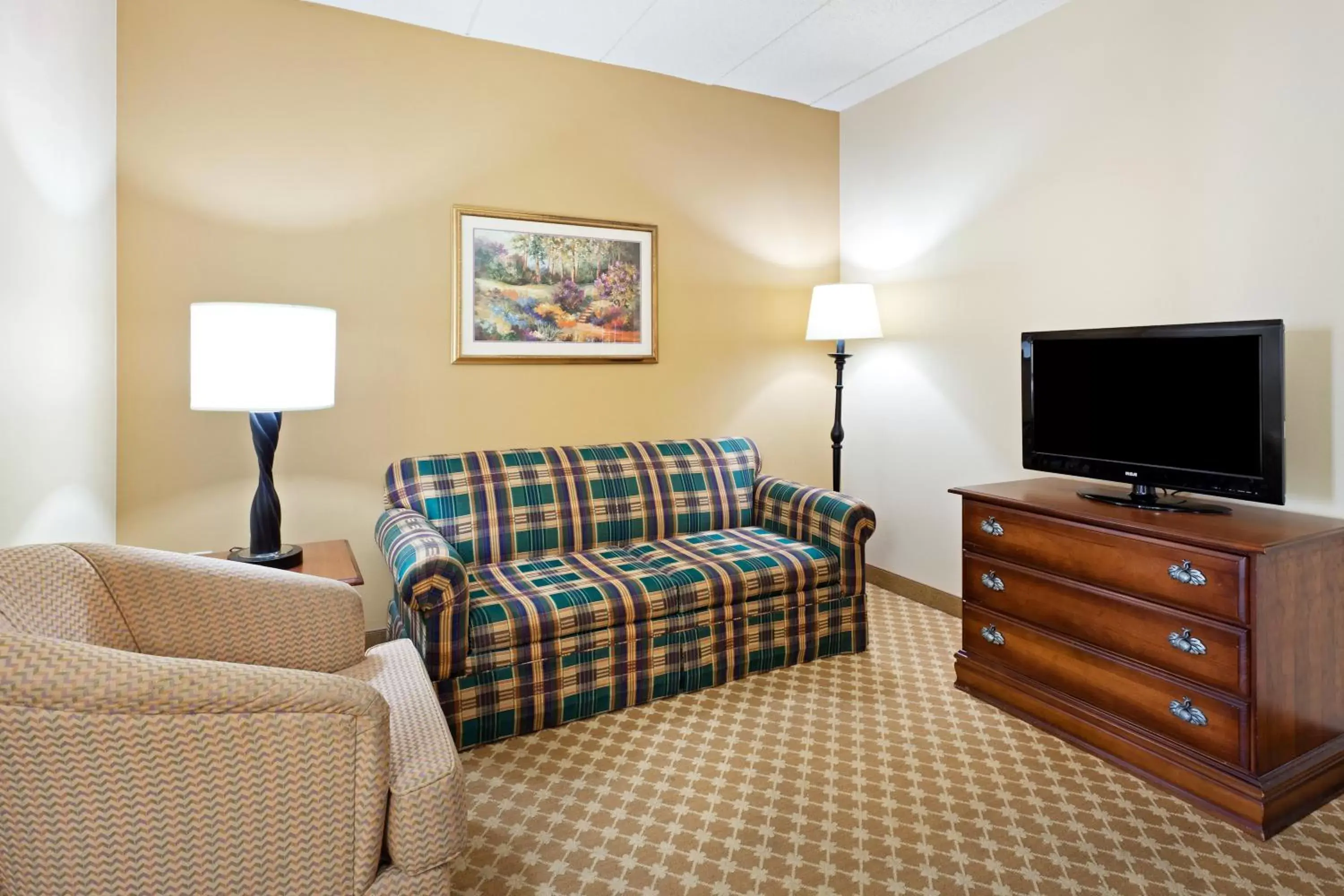 Seating Area in Country Inn & Suites by Radisson, Frackville (Pottsville), PA