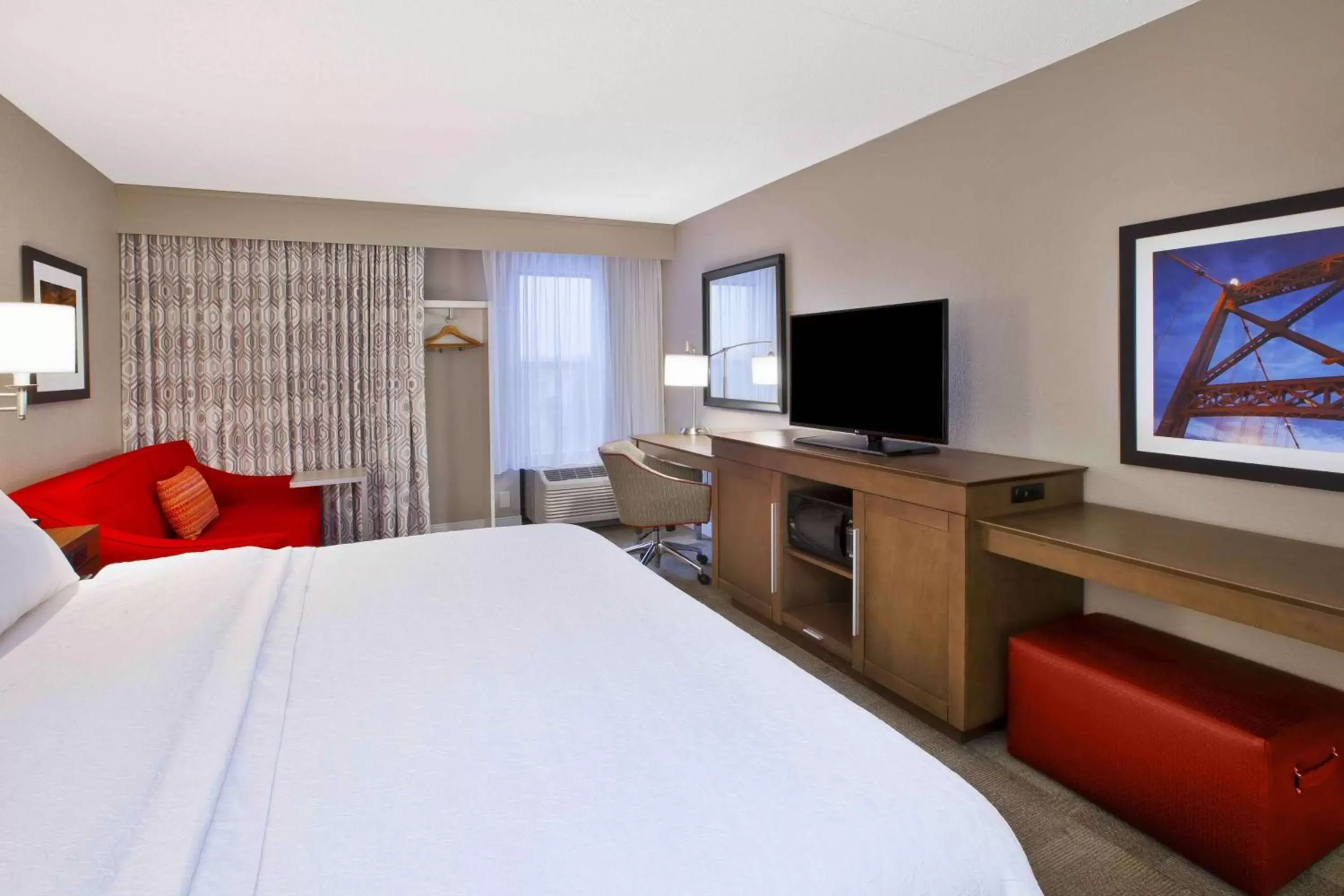 Bedroom, Bed in Hampton Inn Toledo-South/Maumee