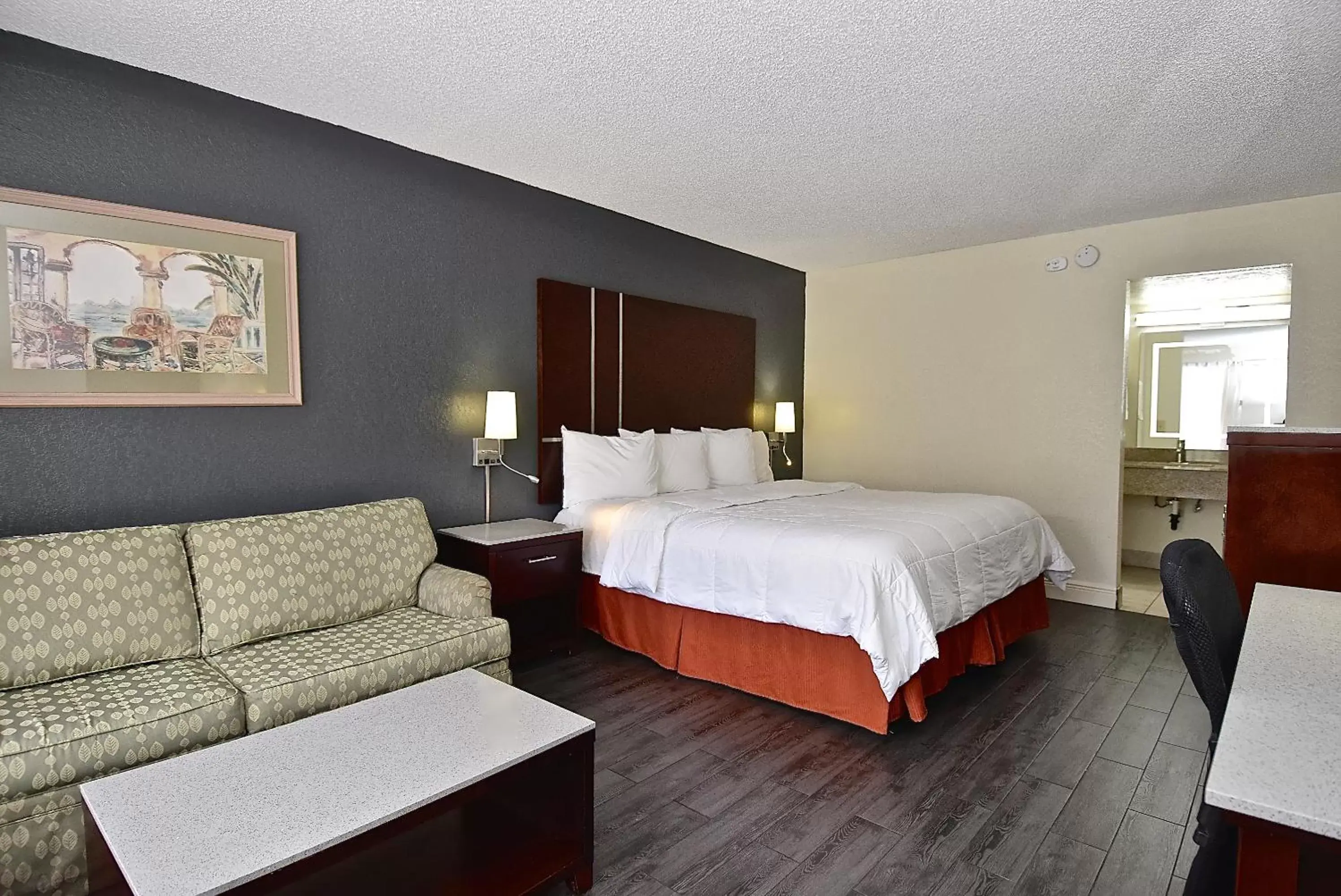 Bedroom, Bed in SureStay Hotel by Best Western Sarasota Lido Beach