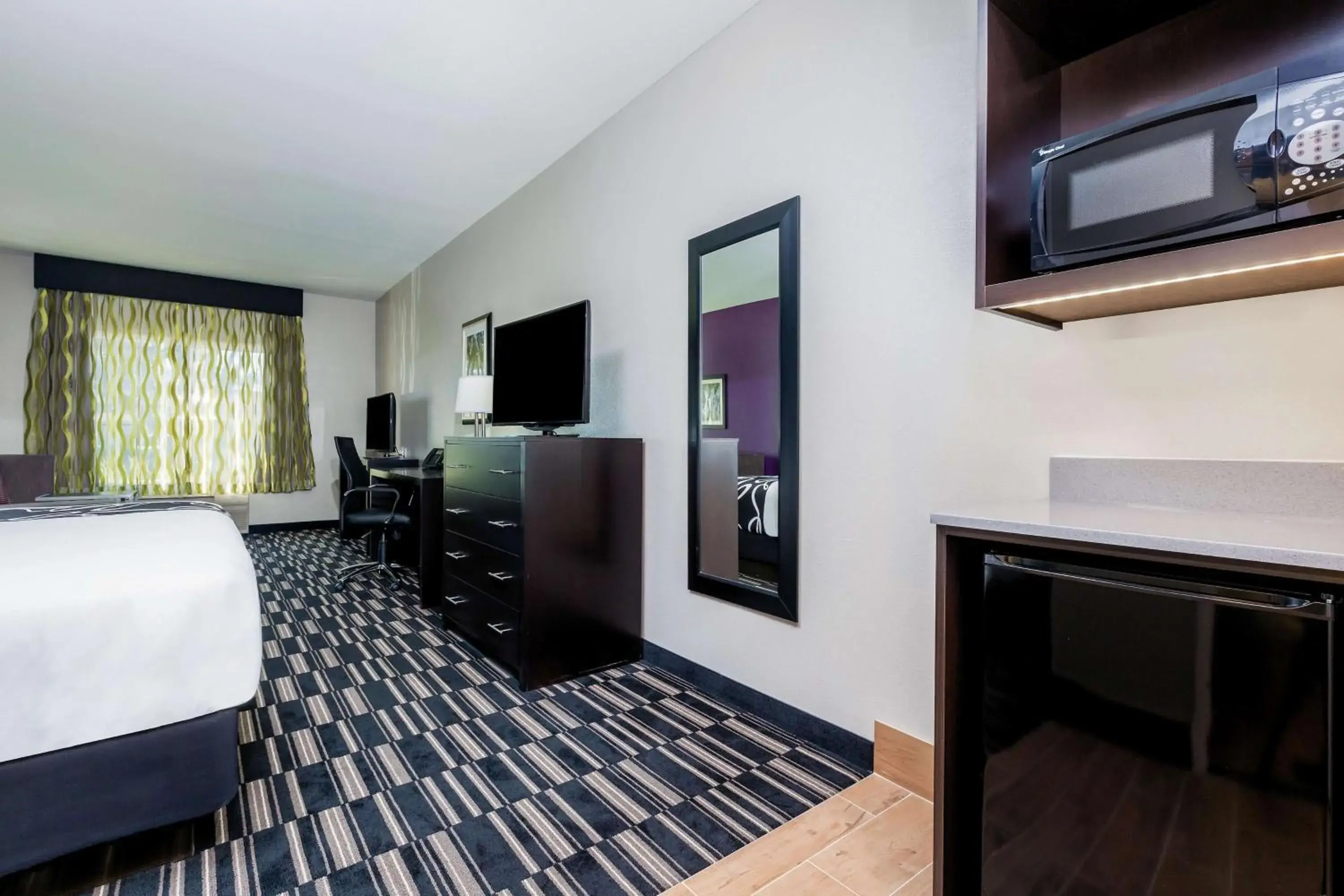 Photo of the whole room, TV/Entertainment Center in La Quinta Inn & Suites by Wyndham Fairfield - Napa Valley