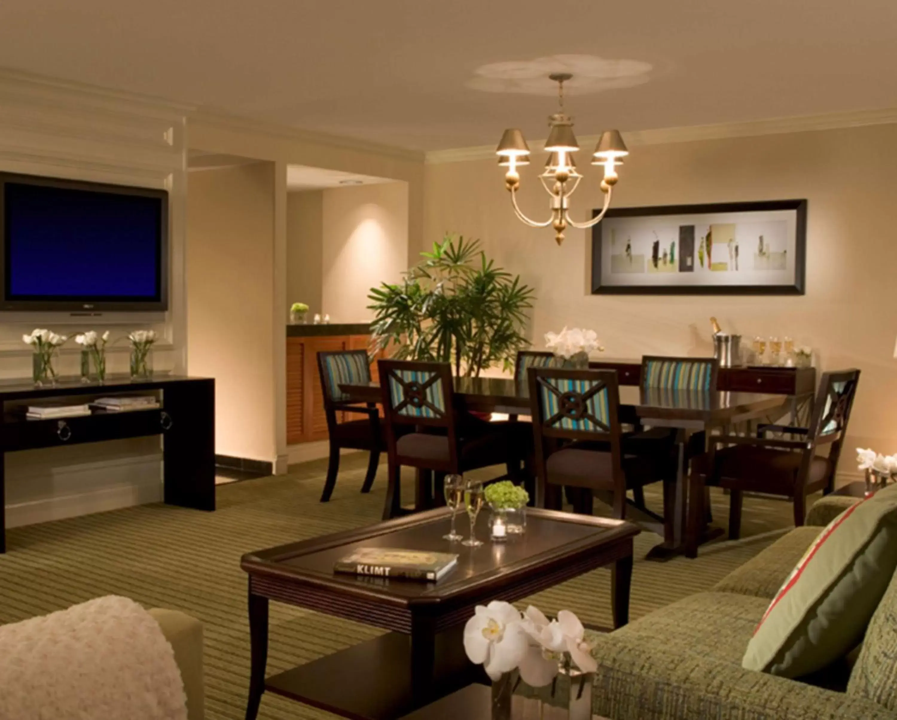 Bedroom, Restaurant/Places to Eat in Hilton Orlando Lake Buena Vista - Disney Springs™ Area