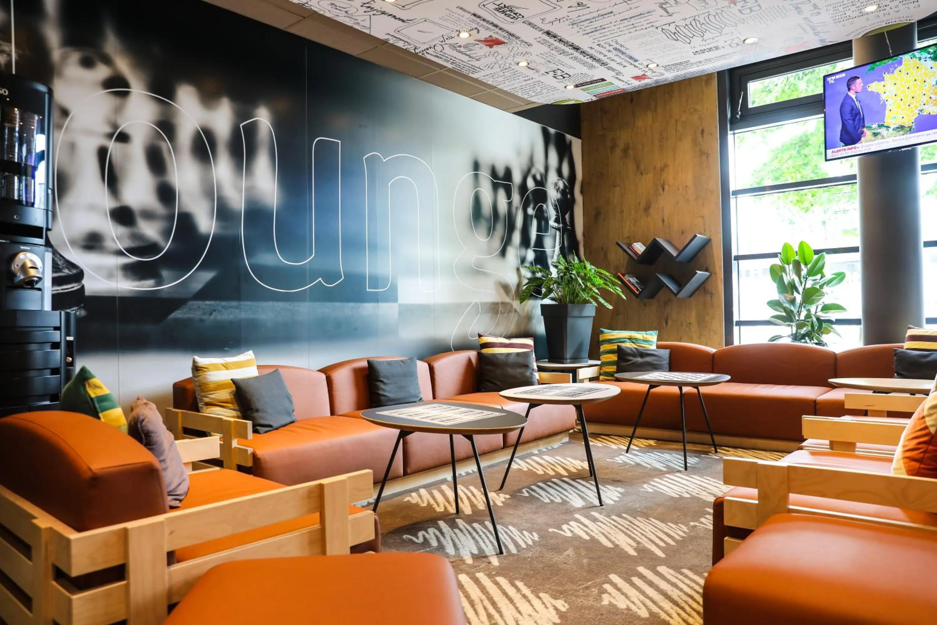 Lounge or bar in ibis Paris Porte de Clichy Centre