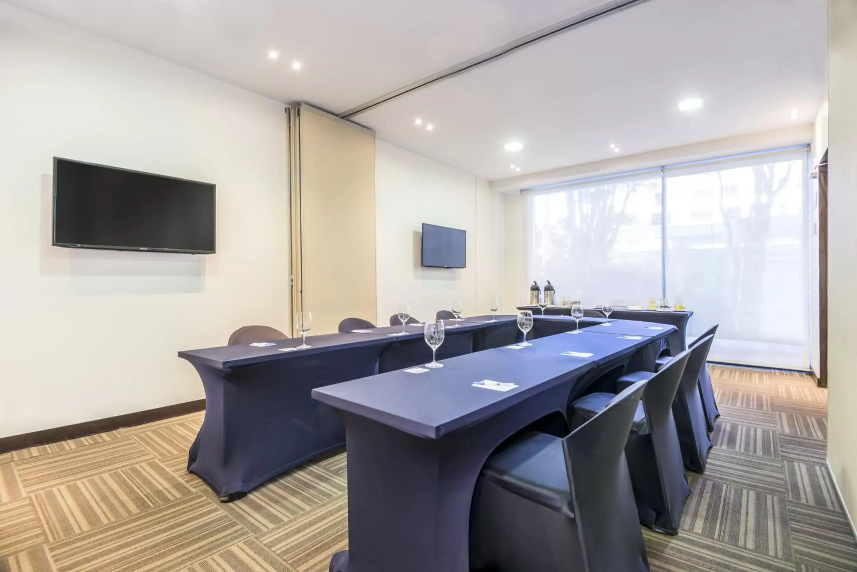 Meeting/conference room in Holiday Inn Express Bogotá - Parque La 93, an IHG Hotel