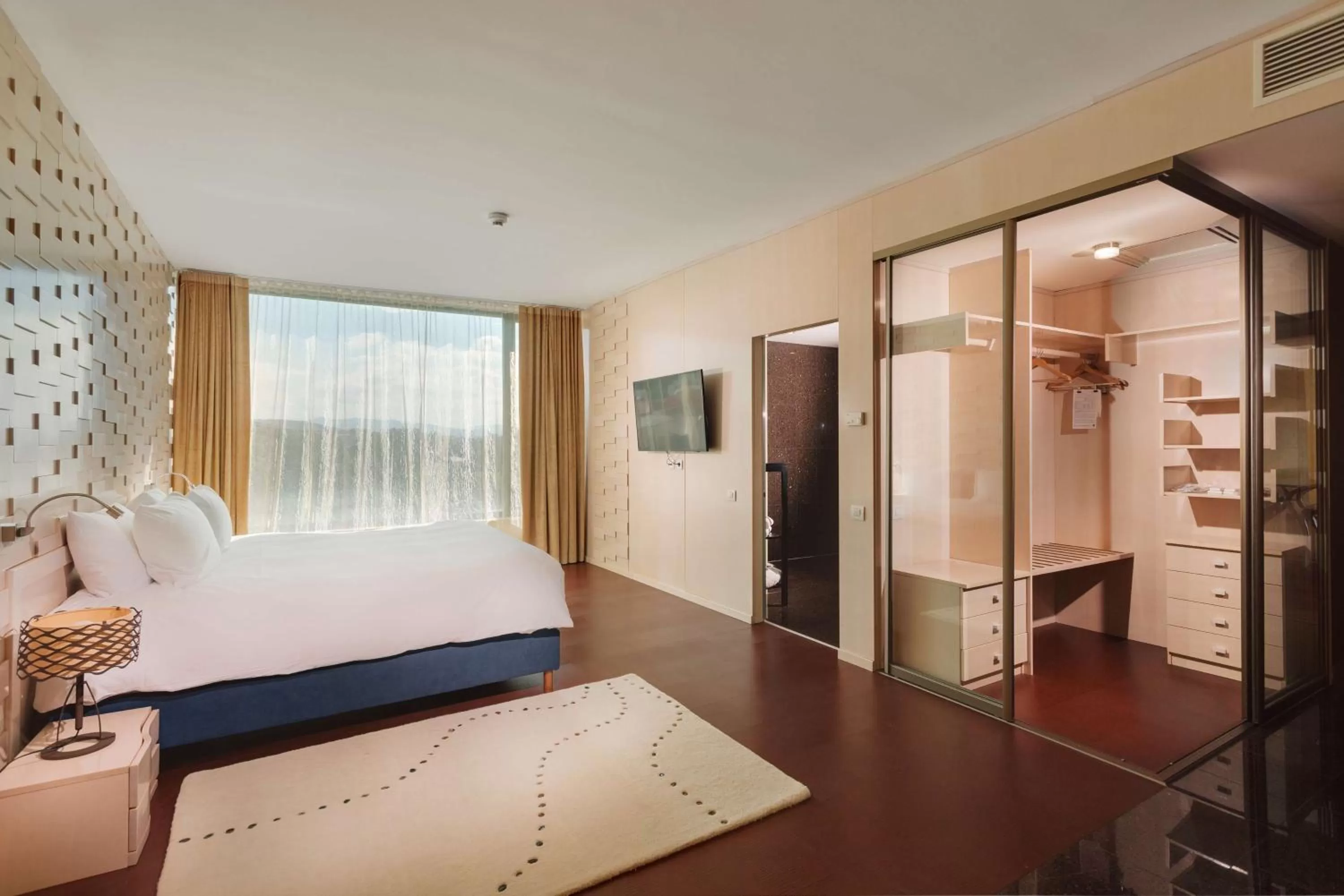 Bedroom, Bed in DoubleTree by Hilton Hotel Cluj - City Plaza
