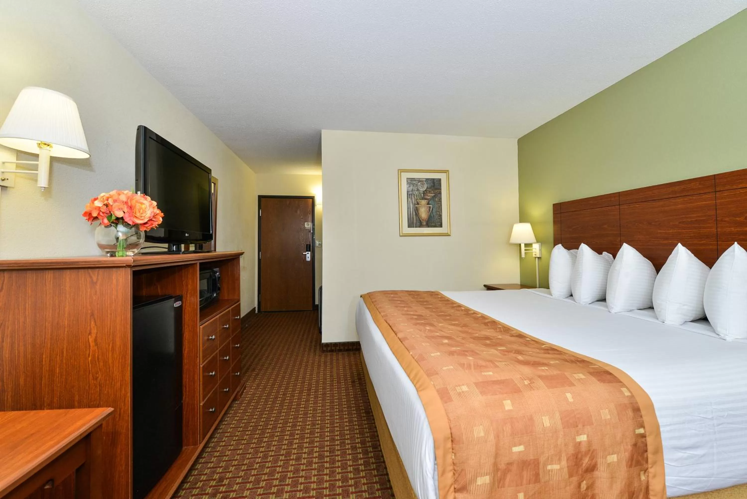 Bed in SureStay Plus Hotel by Best Western Wytheville