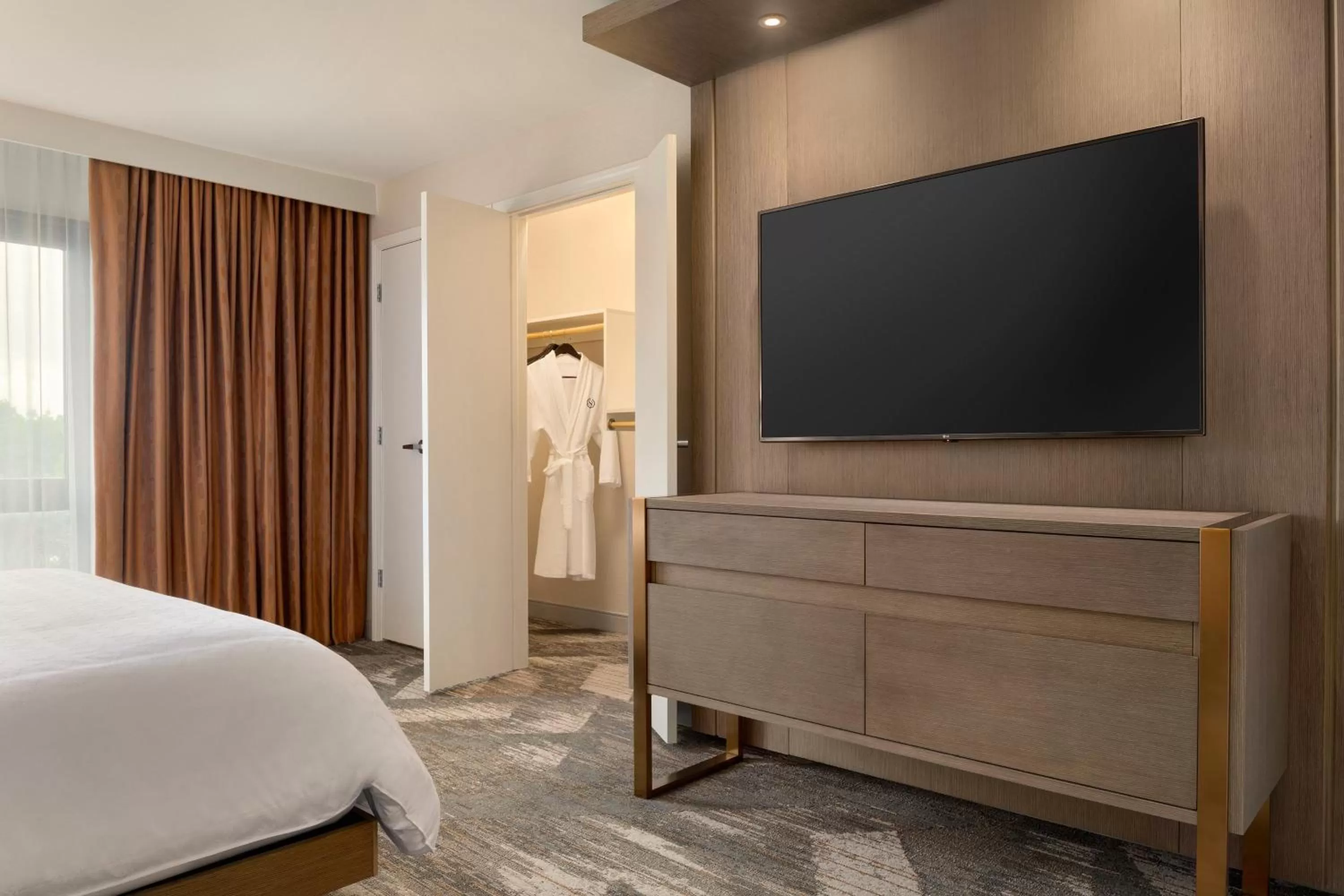 Photo of the whole room, Bed in Sheraton Madison Hotel