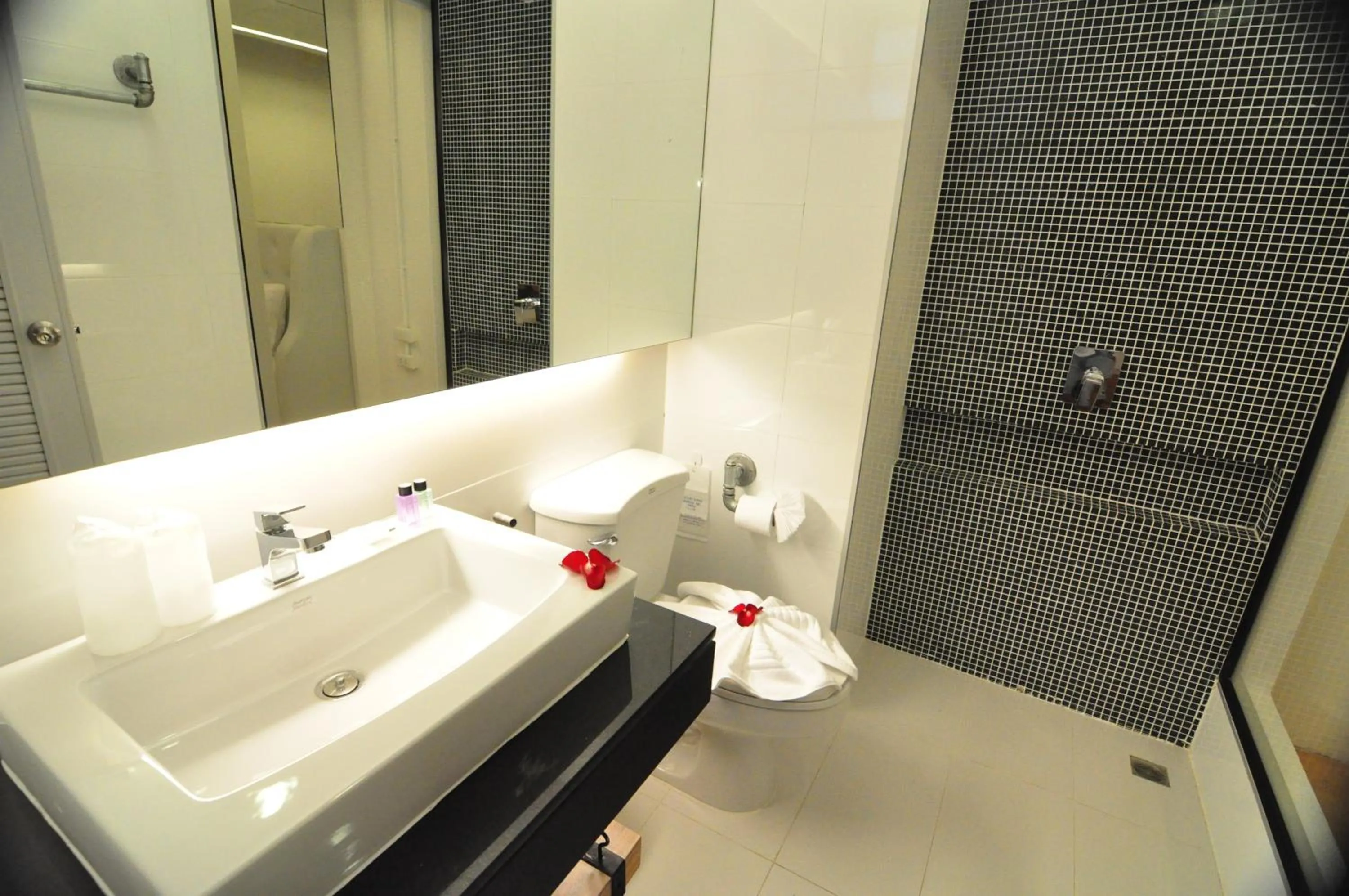 Toilet in Forty Winks Phuket Hotel