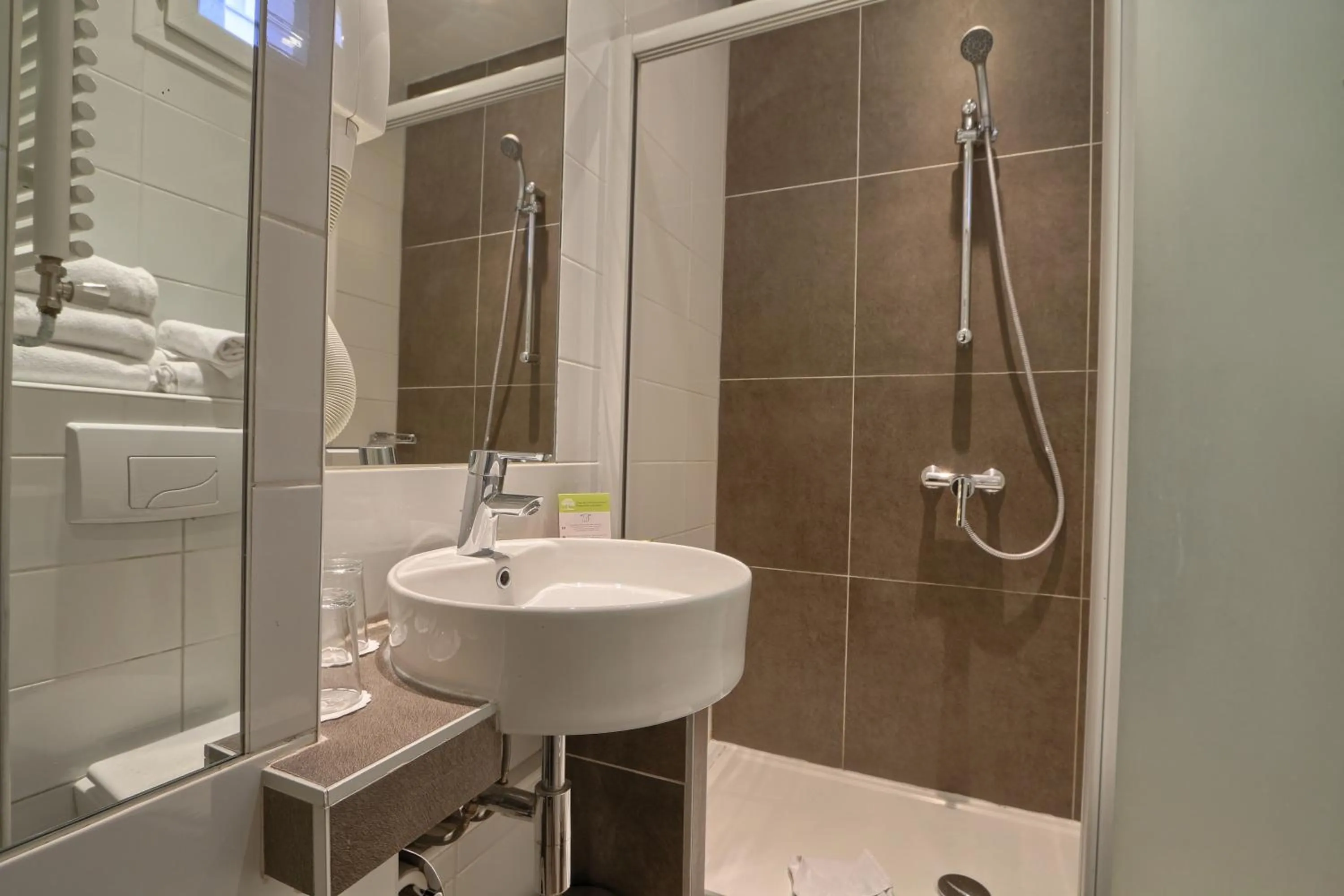 Bathroom in Hôtel Mondial