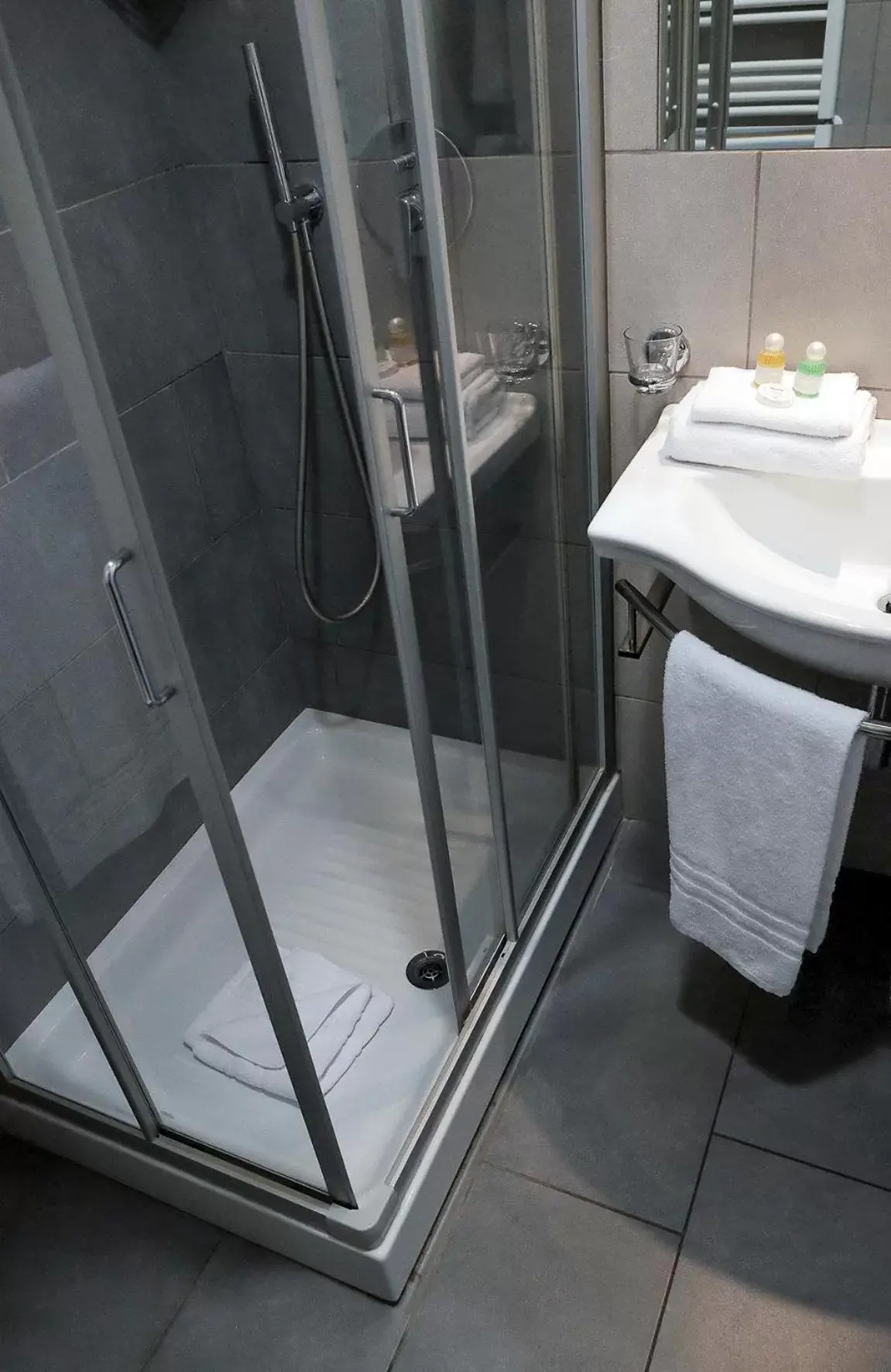 Shower, Bathroom in Relais Cavour Inn