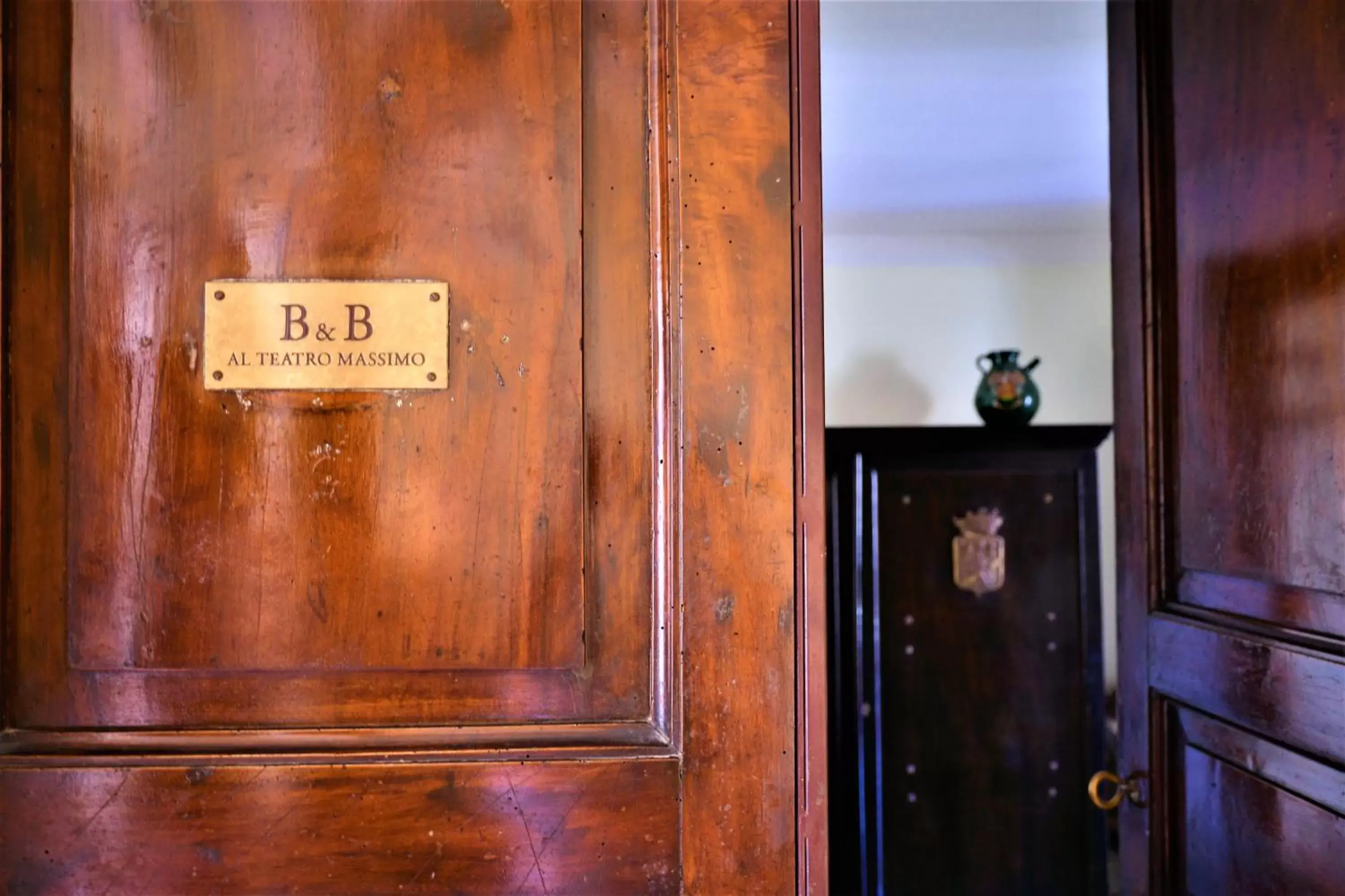 Logo/Certificate/Sign in B&B al Teatro Massimo