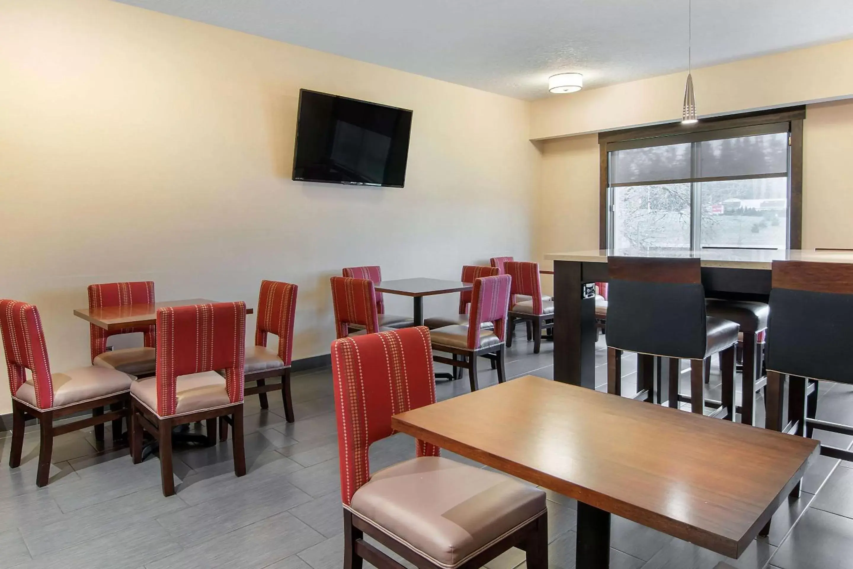 Restaurant/Places to Eat in Comfort Suites Near Vancouver Mall