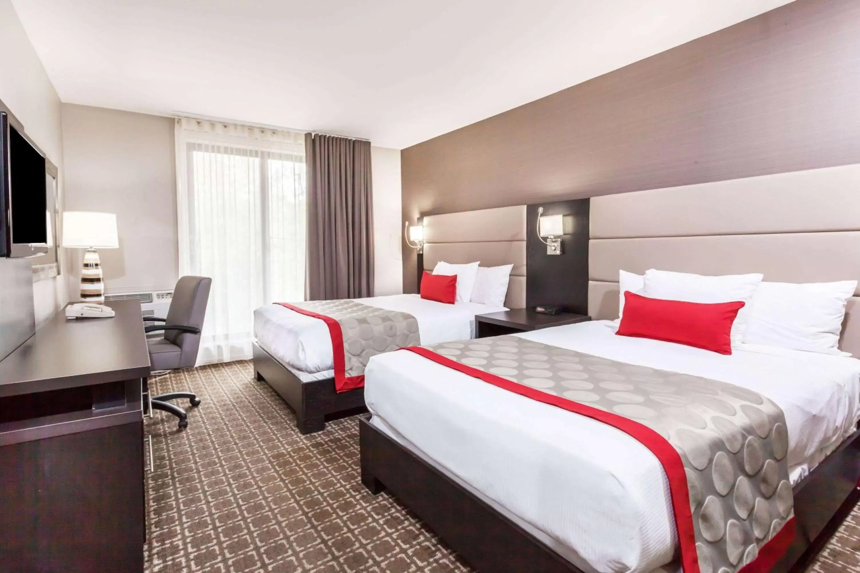 Photo of the whole room, Bed in Ramada by Wyndham Ottawa On The Rideau