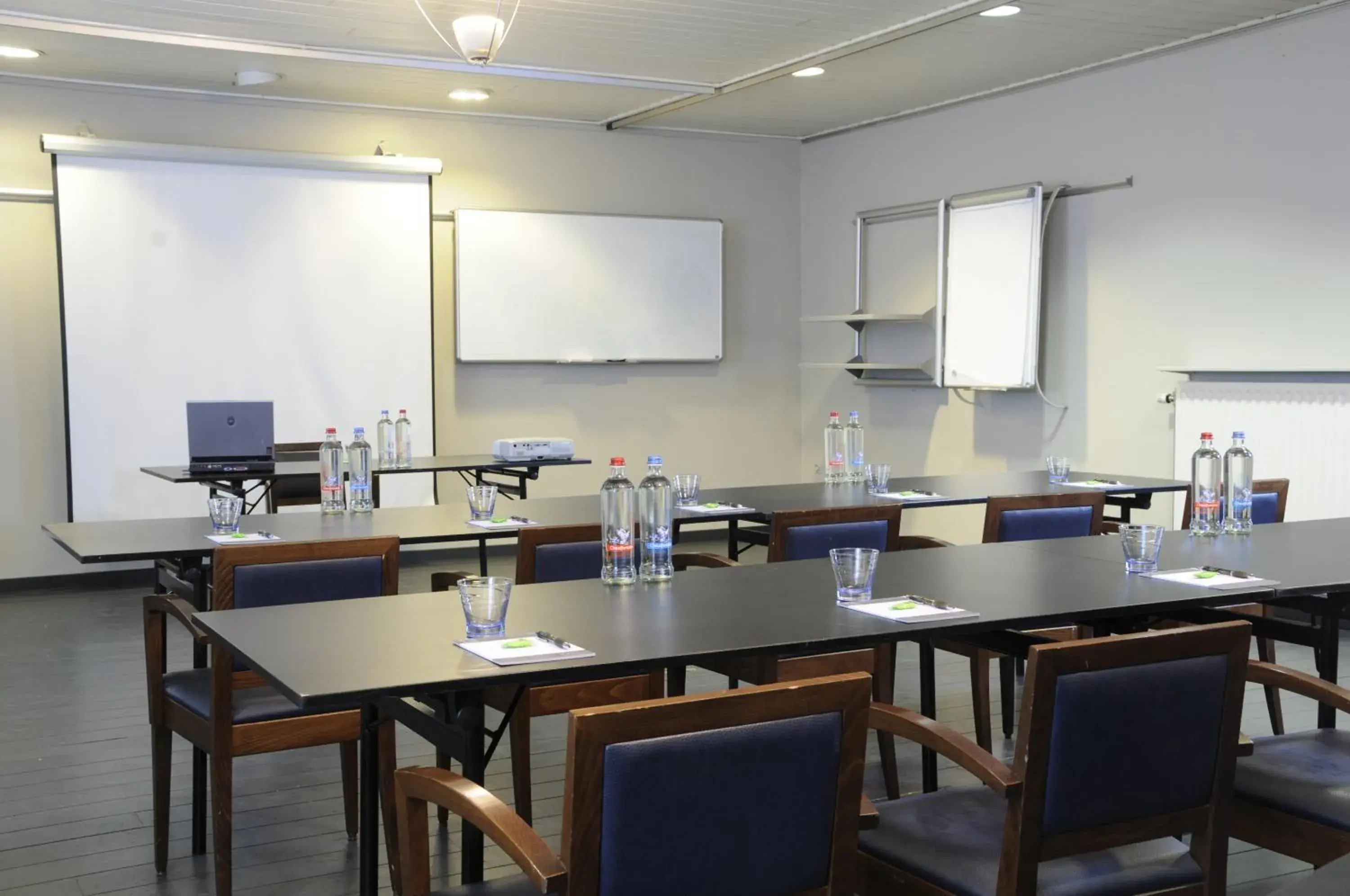 Business facilities in Corbie Mol