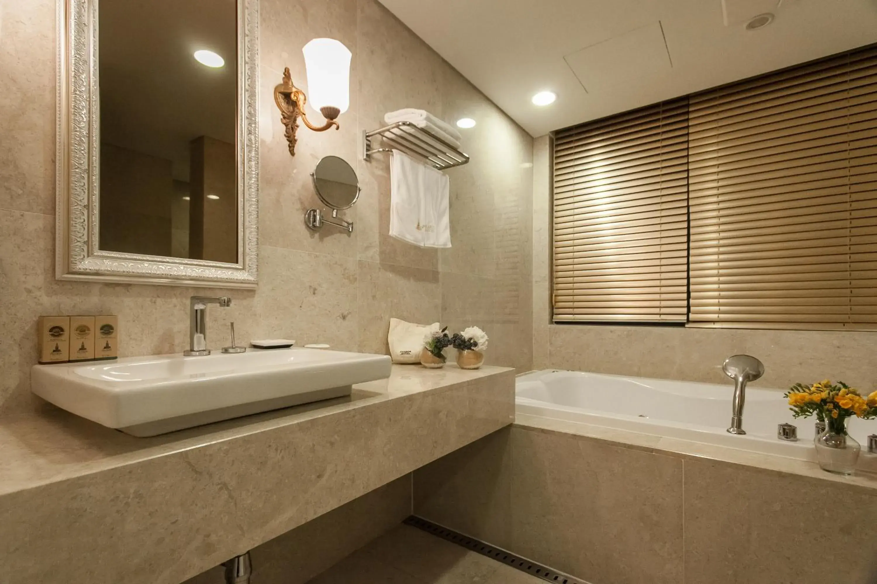 Shower, Bathroom in Hotel Pharos