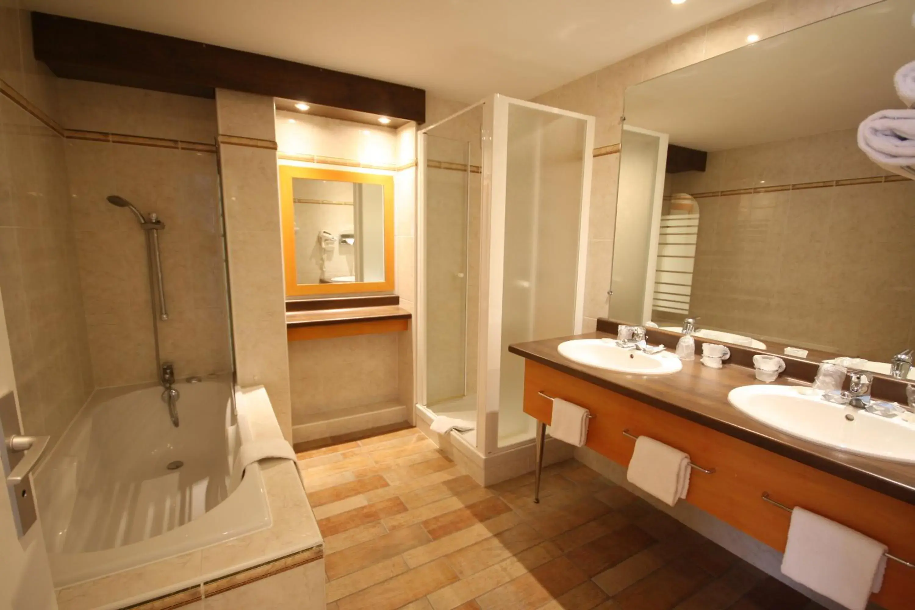 Bathroom in Hotel Kyriad Tours St Pierre des Corps Gare