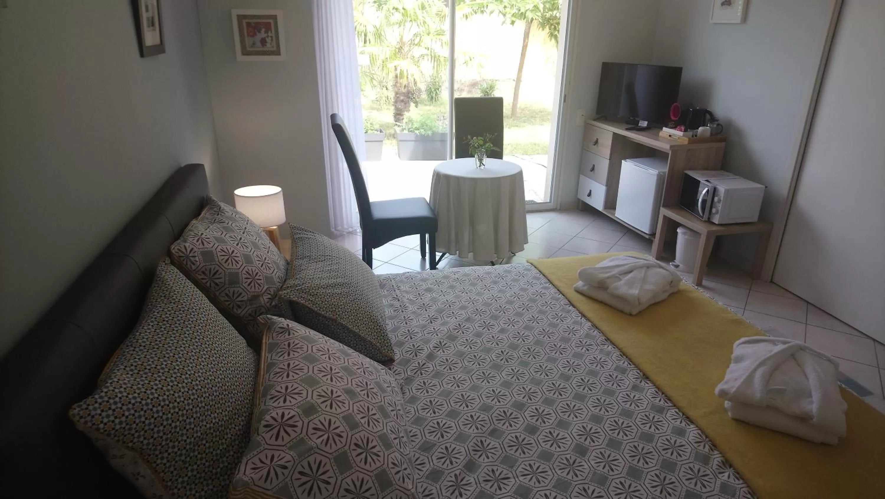 Day, Bed in Fleurs de Cosmos