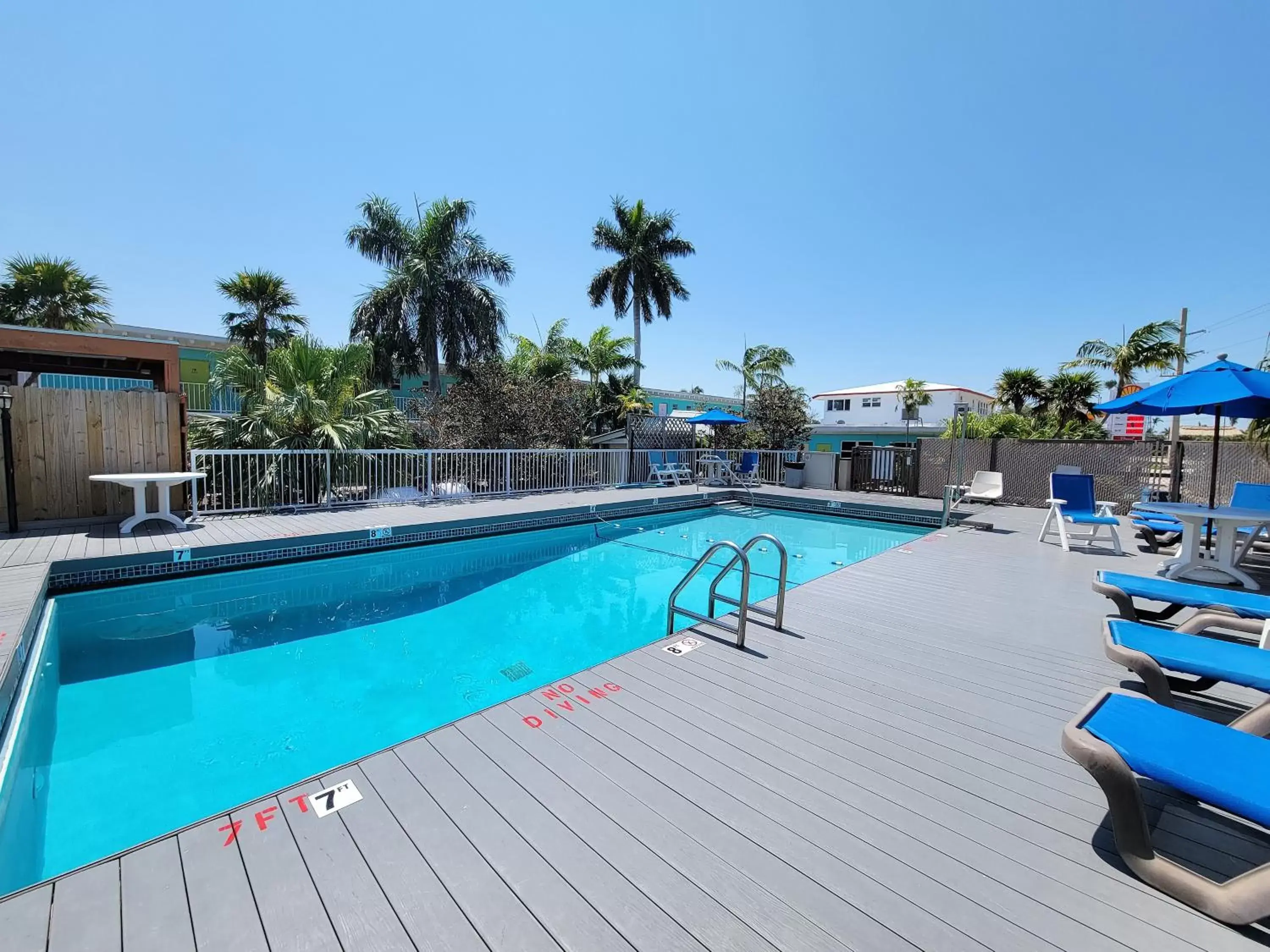 Property building, Swimming Pool in Looe Key Reef Resort and Dive Center