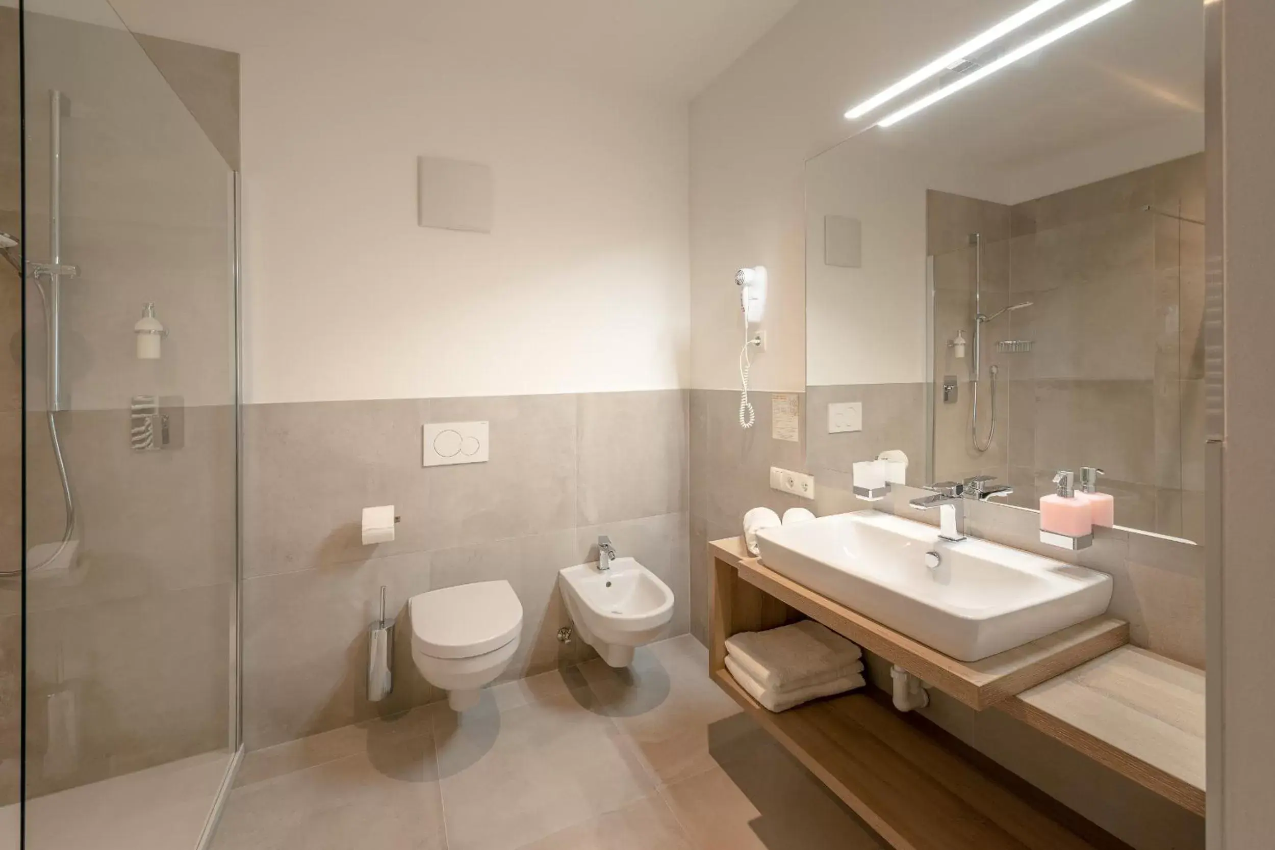 Photo of the whole room, Bathroom in Residence Garni Hotel Vineus