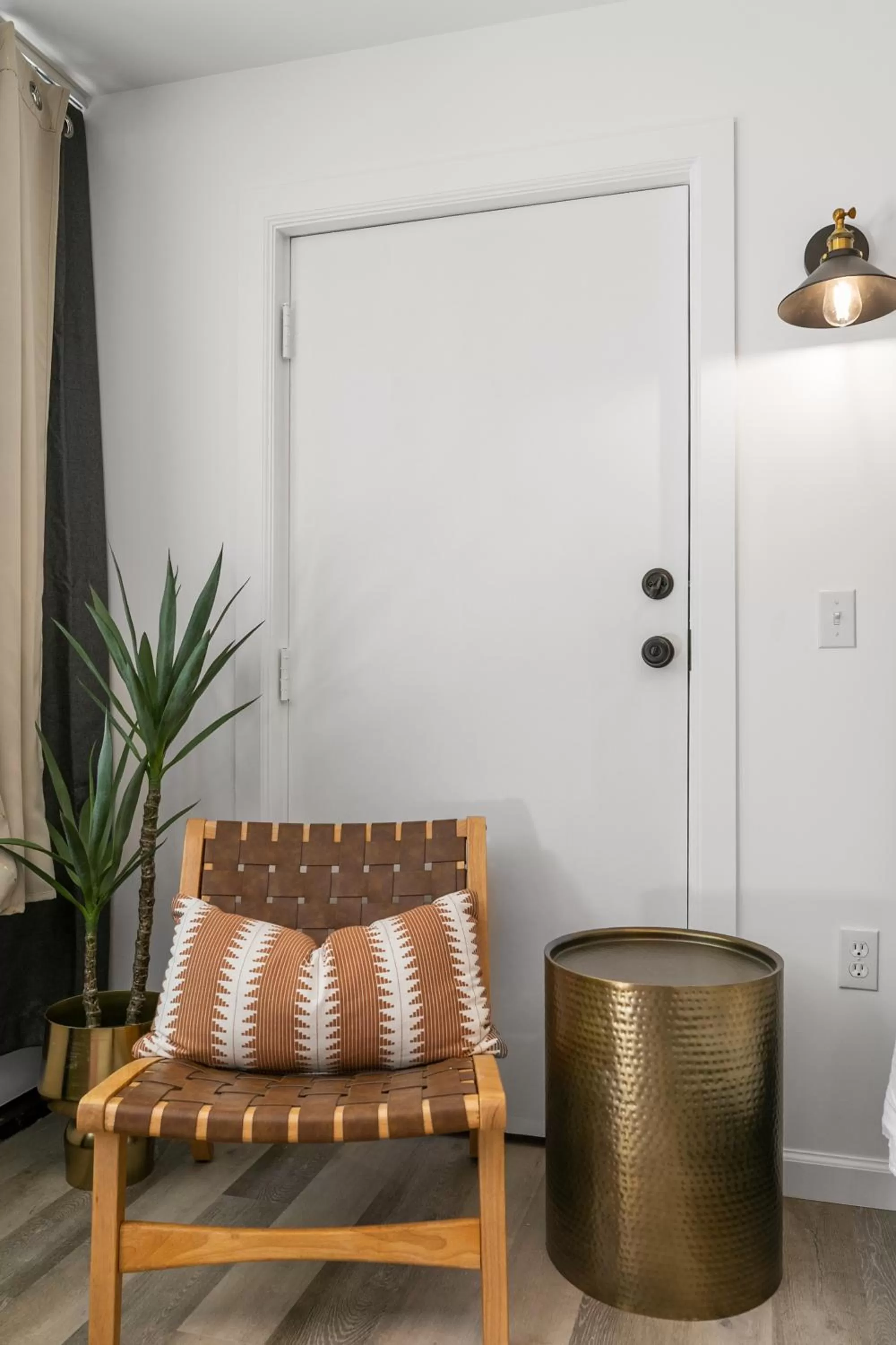Seating area, Bed in Candlewick Inn and Suites