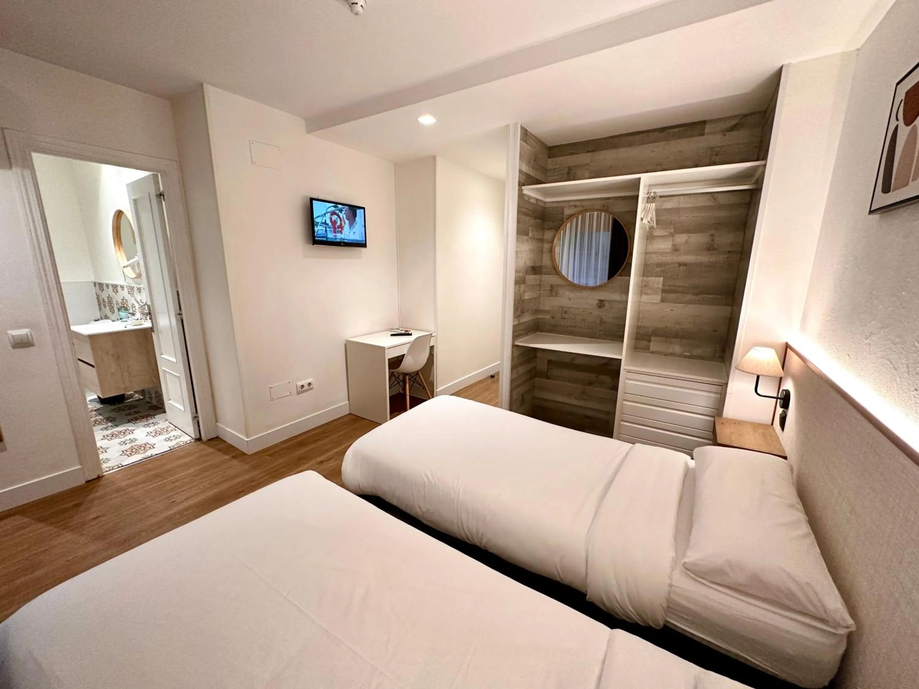 Photo of the whole room, Bed in Far Home Gran Vía