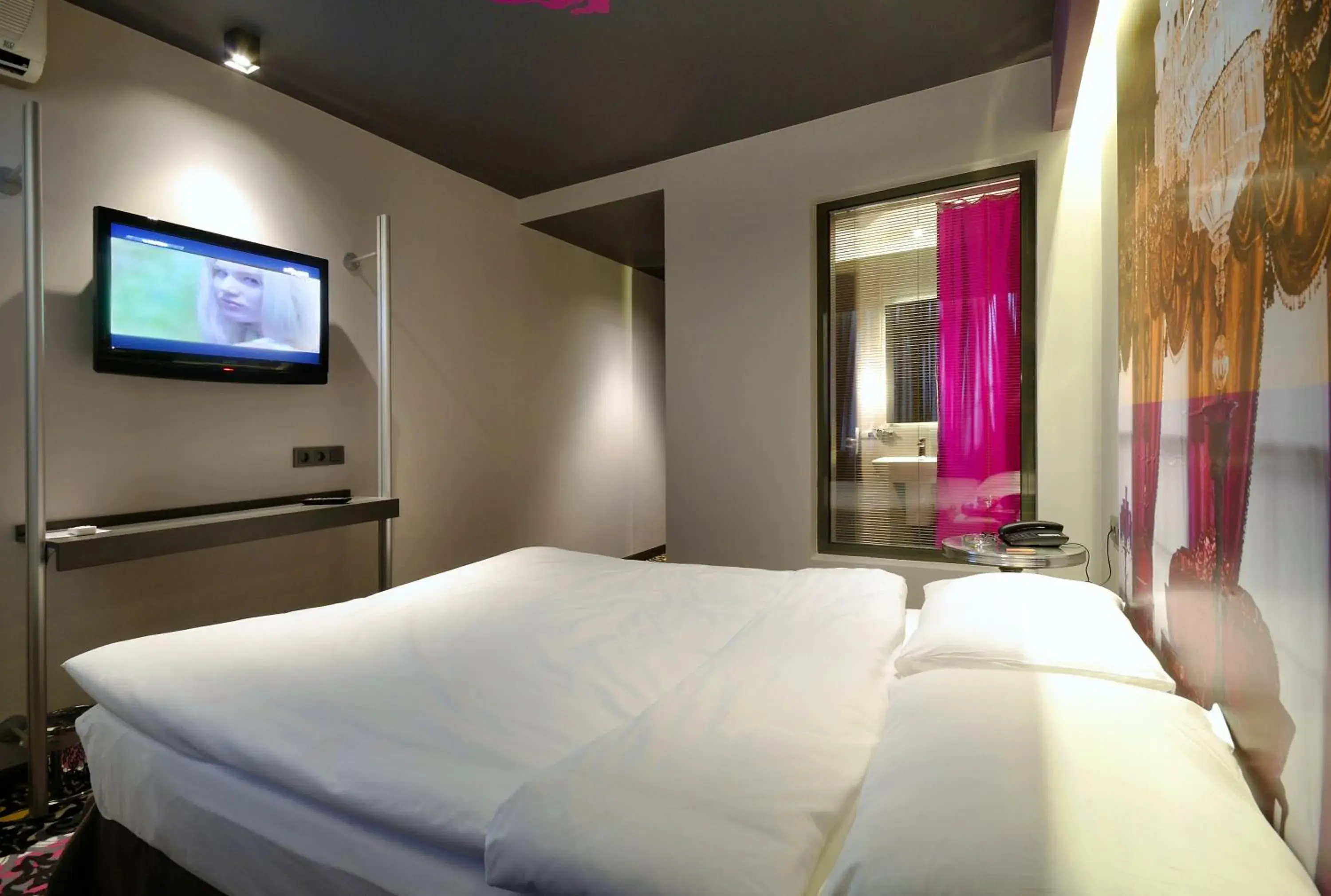 Bedroom, Bed in Tulip City Hotel