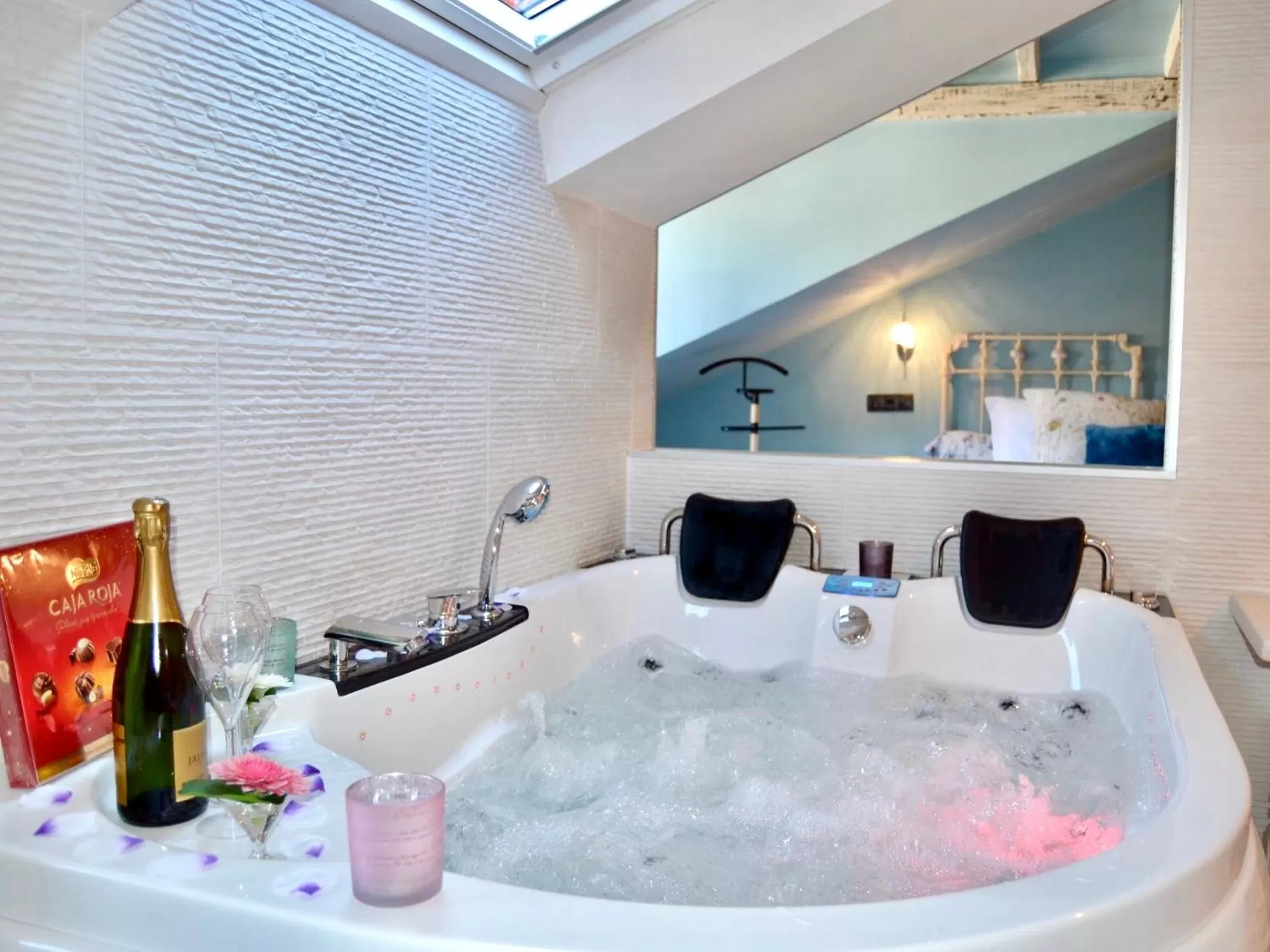 Bedroom in Akla Suites con Jacuzzi Santillana