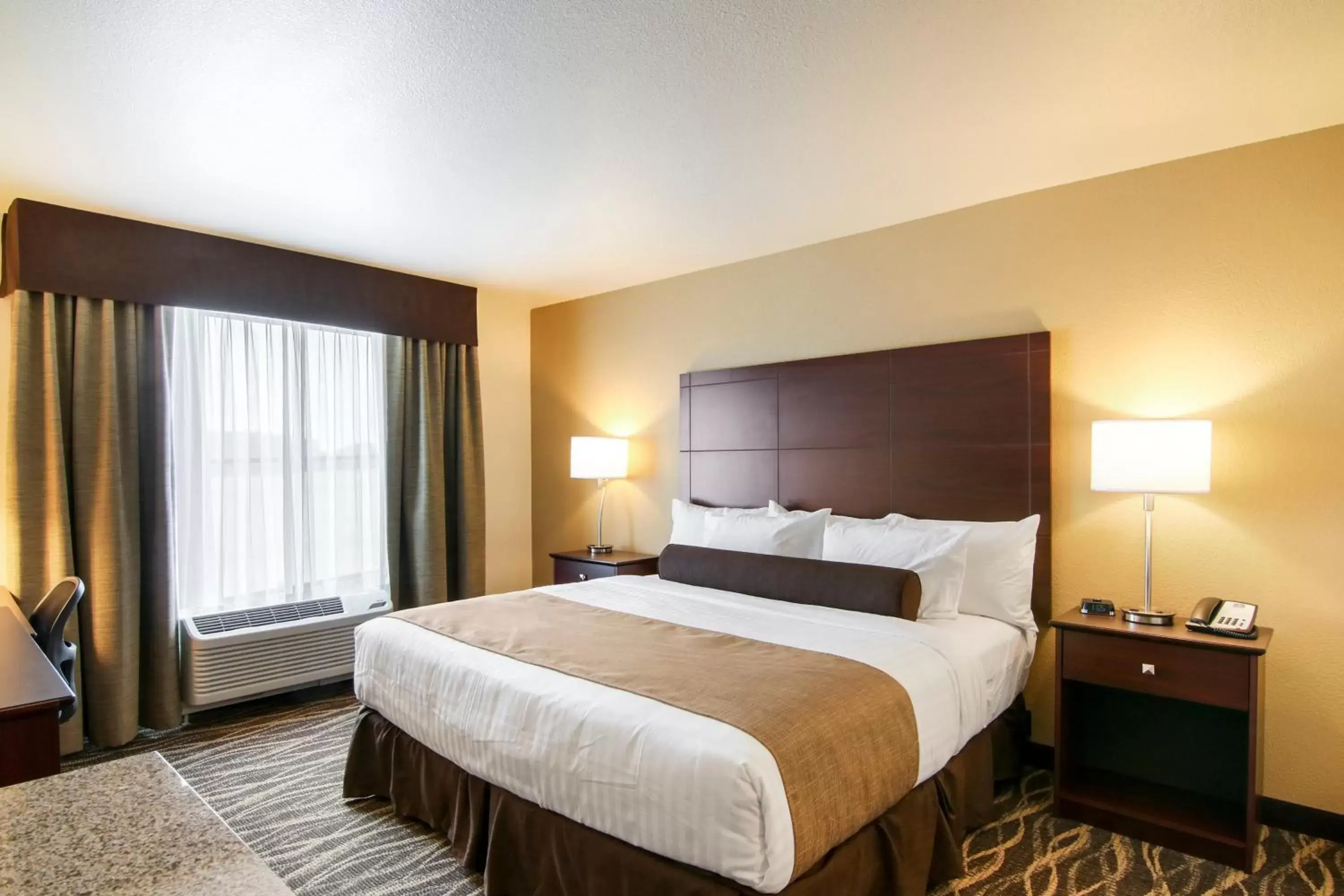 Bed in Cobblestone Inn & Suites - Menomonie/UW-Stout