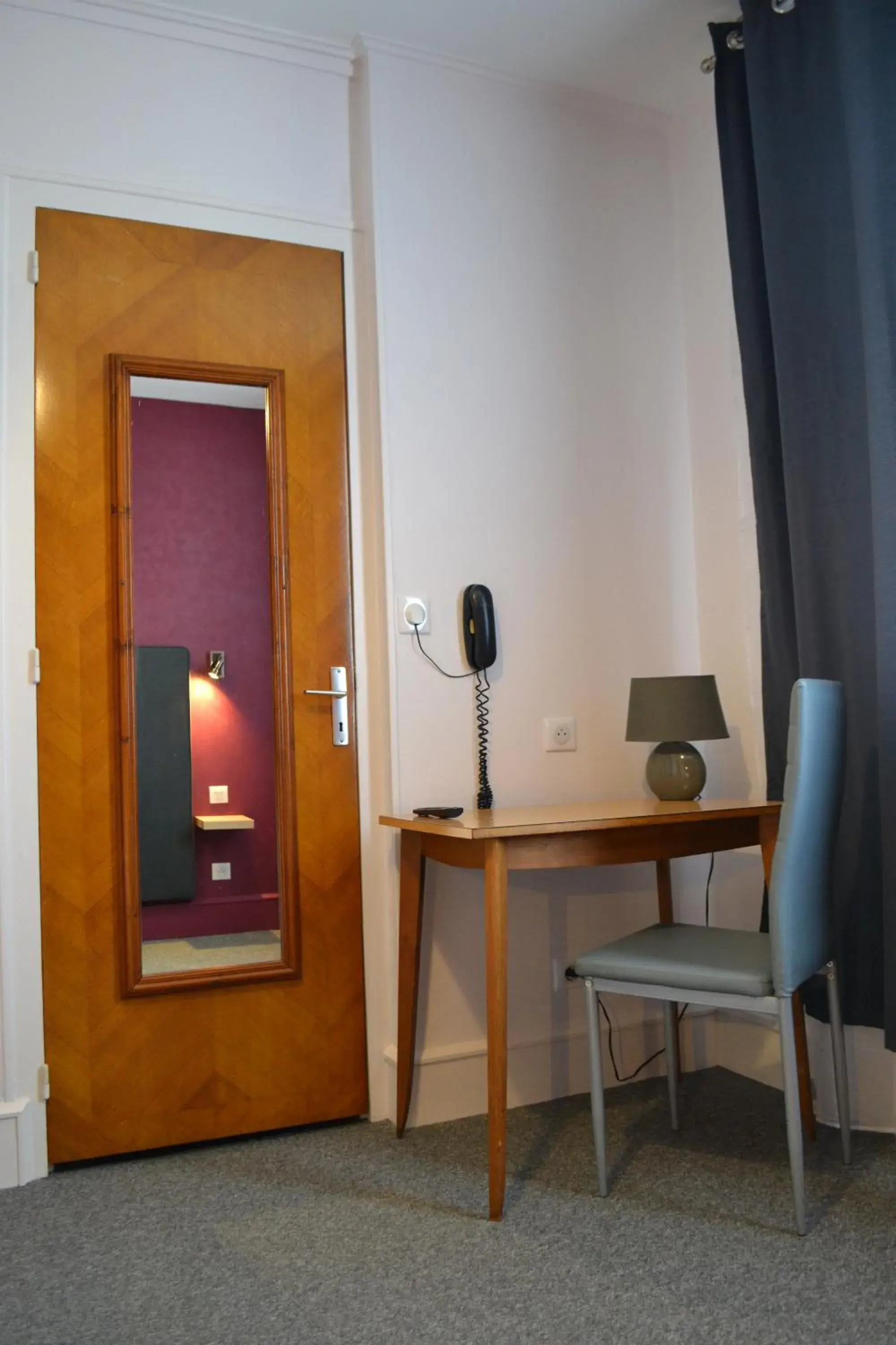 Bedroom, TV/Entertainment Center in Brit Hotel Terminus