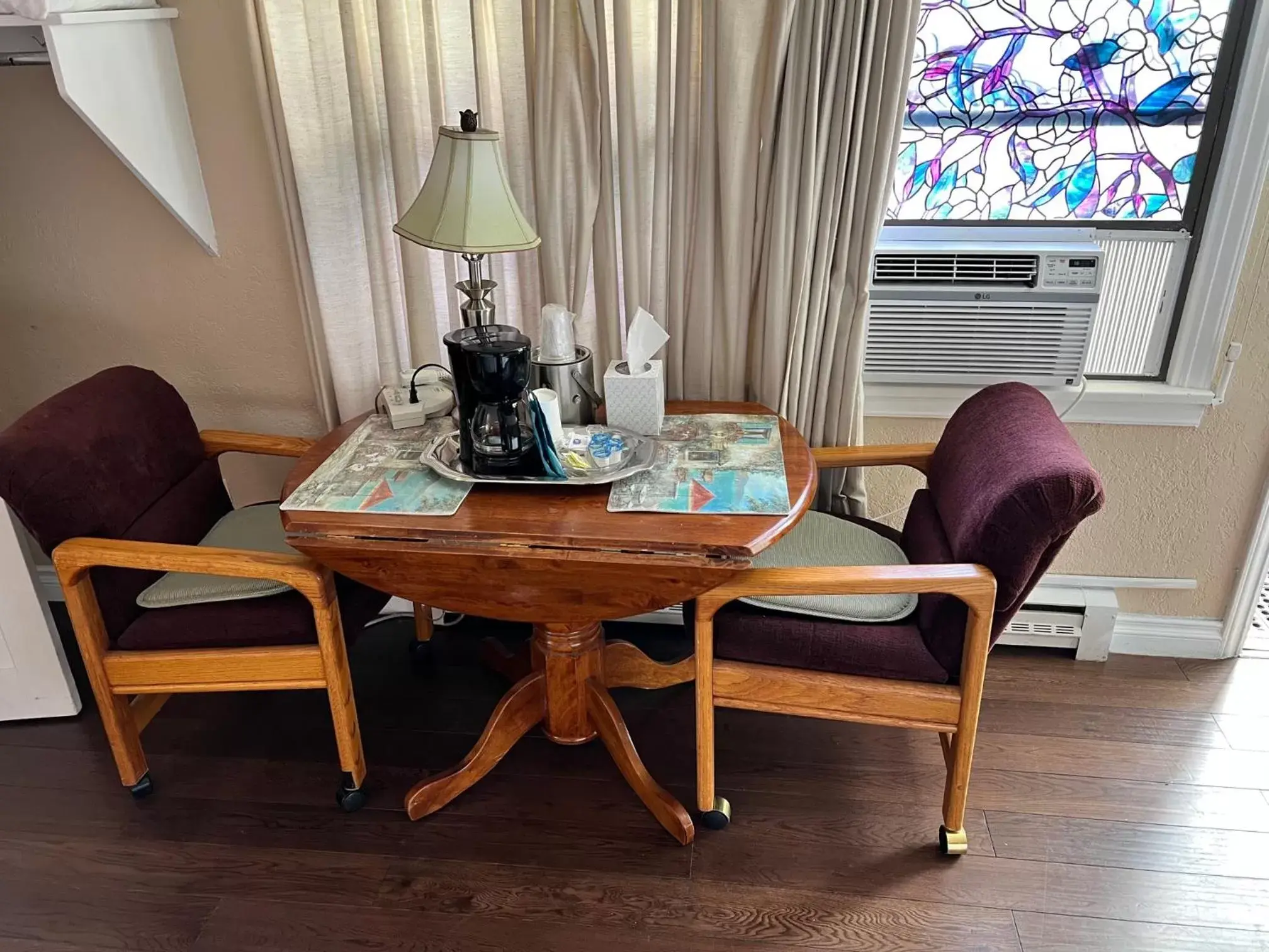 Coffee/tea facilities, Dining Area in Great House Motel