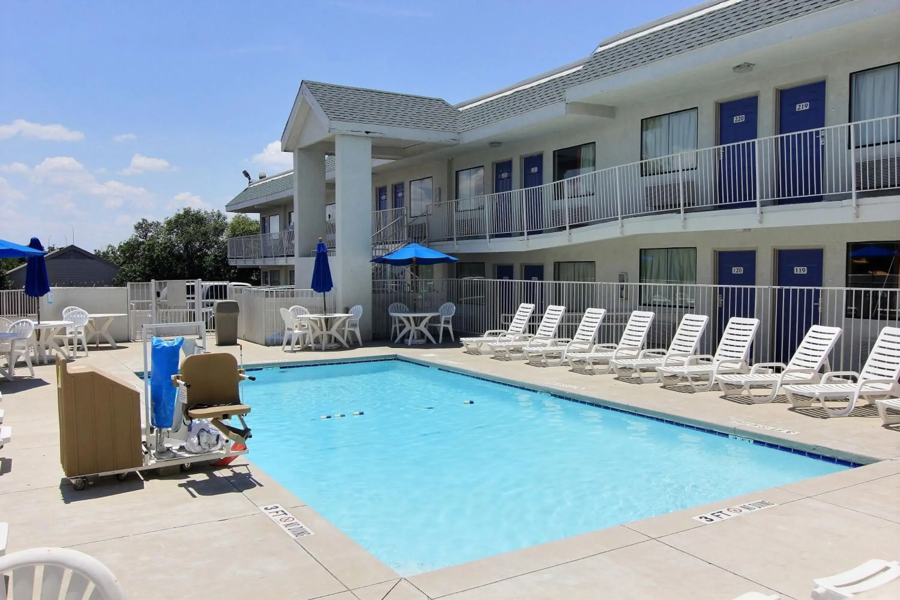 Swimming pool, Property Building in Motel 6-Austin, TX