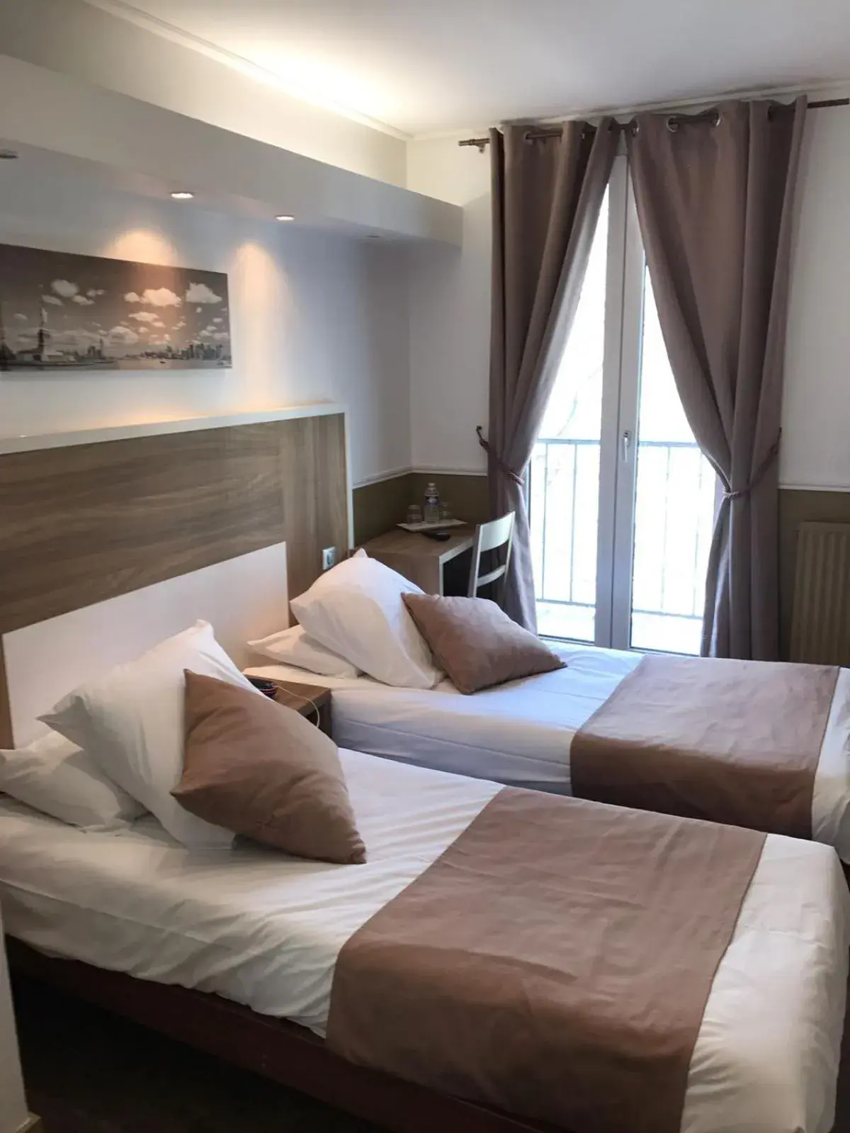 Superior Twin Room with Shower or bath in Grand Hotel Nouvel Opera Superior Twin Room with Shower or bath in Grand Hotel Nouvel Opera