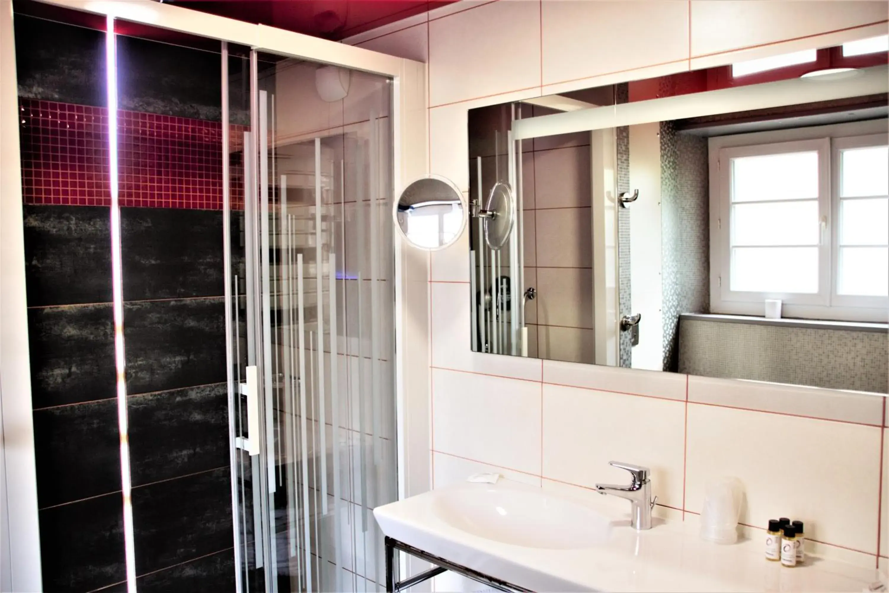Shower, Bathroom in The Originals City, Archotel, Sens (Inter-Hotel)