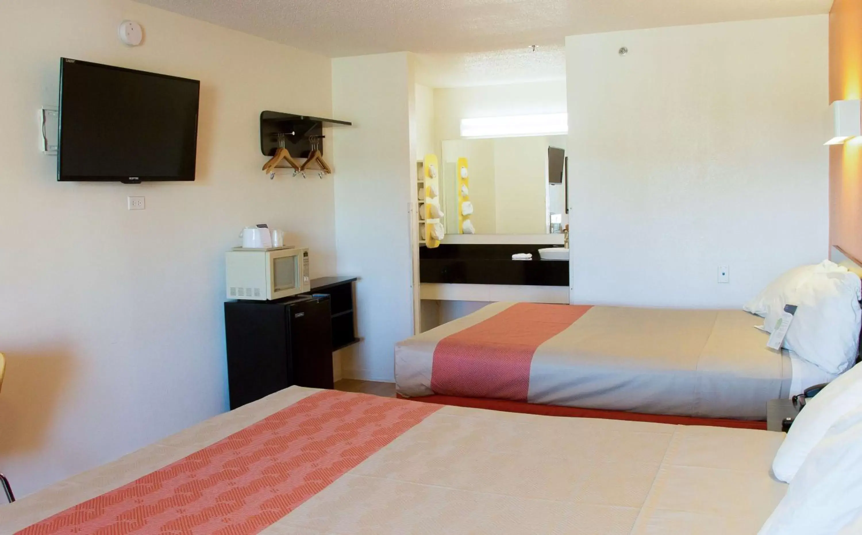 TV and multimedia, Bed in Motel 6-Cookeville, TN