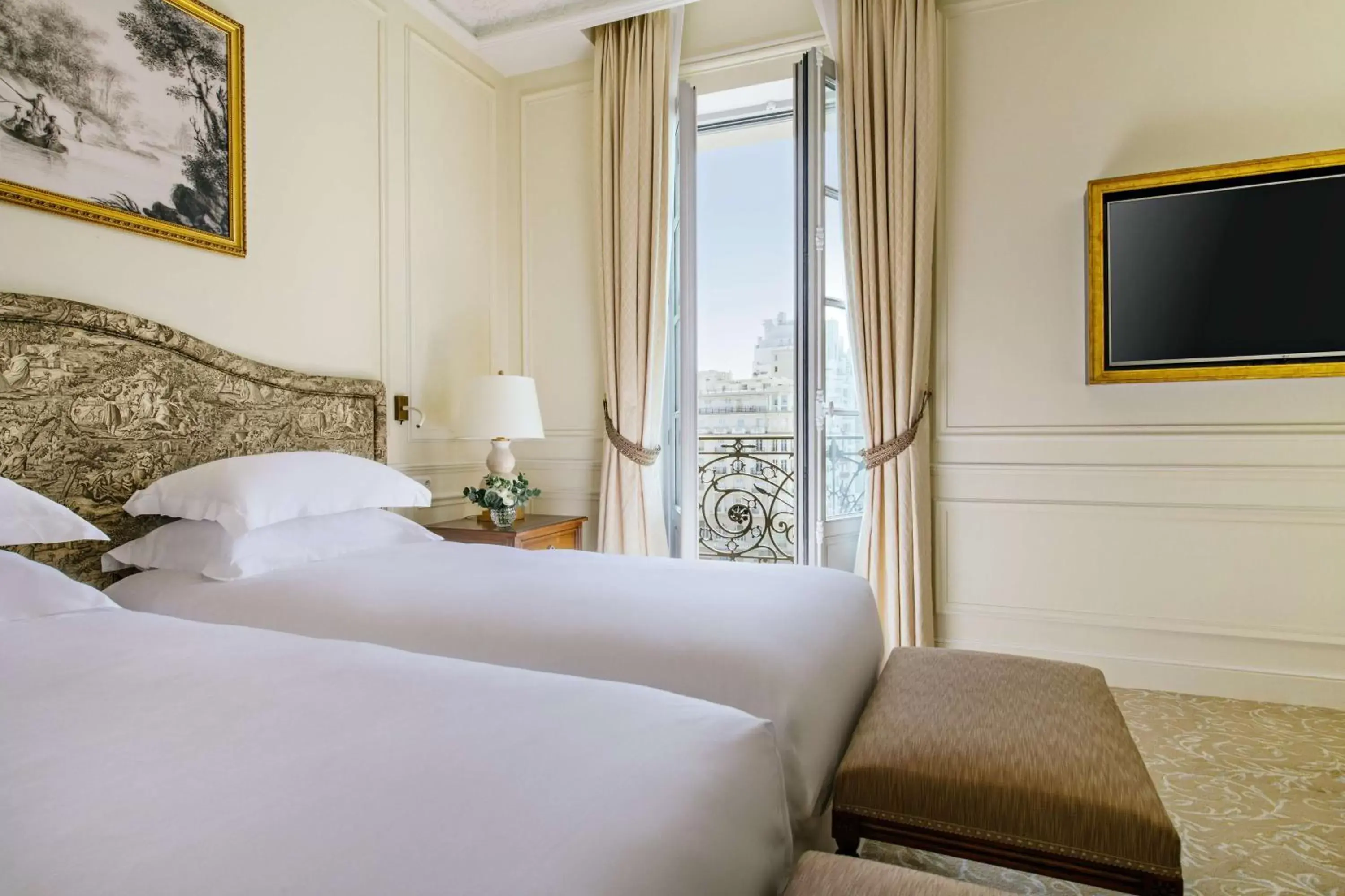 Photo of the whole room, Bed in Hôtel du Palais Biarritz, in The Unbound Collection by Hyatt Photo of the whole room, Bed in Hôtel du Palais Biarritz, in The Unbound Collection by Hyatt