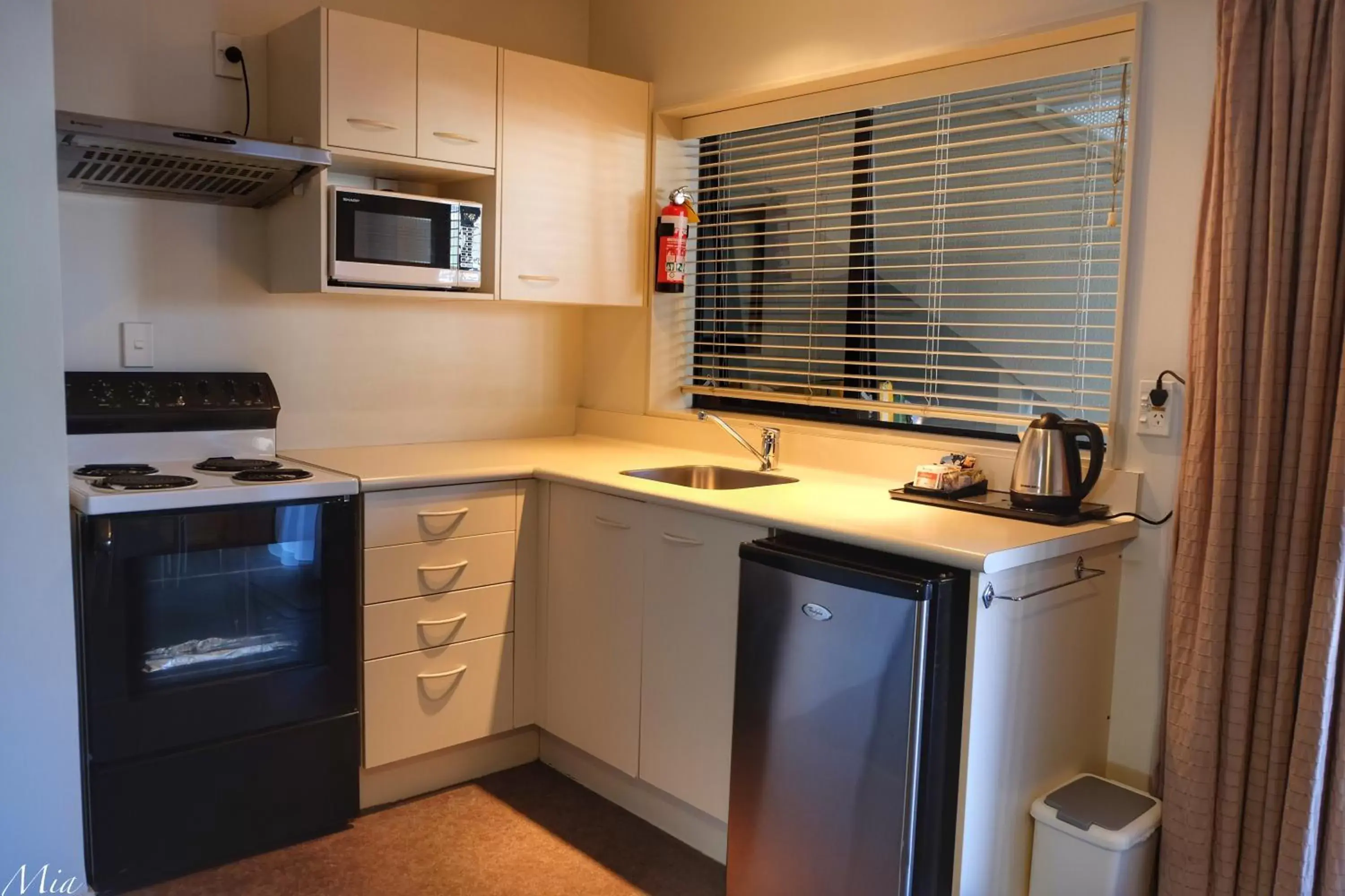 Coffee/tea facilities, Kitchen/Kitchenette in Marksman Motor Inn