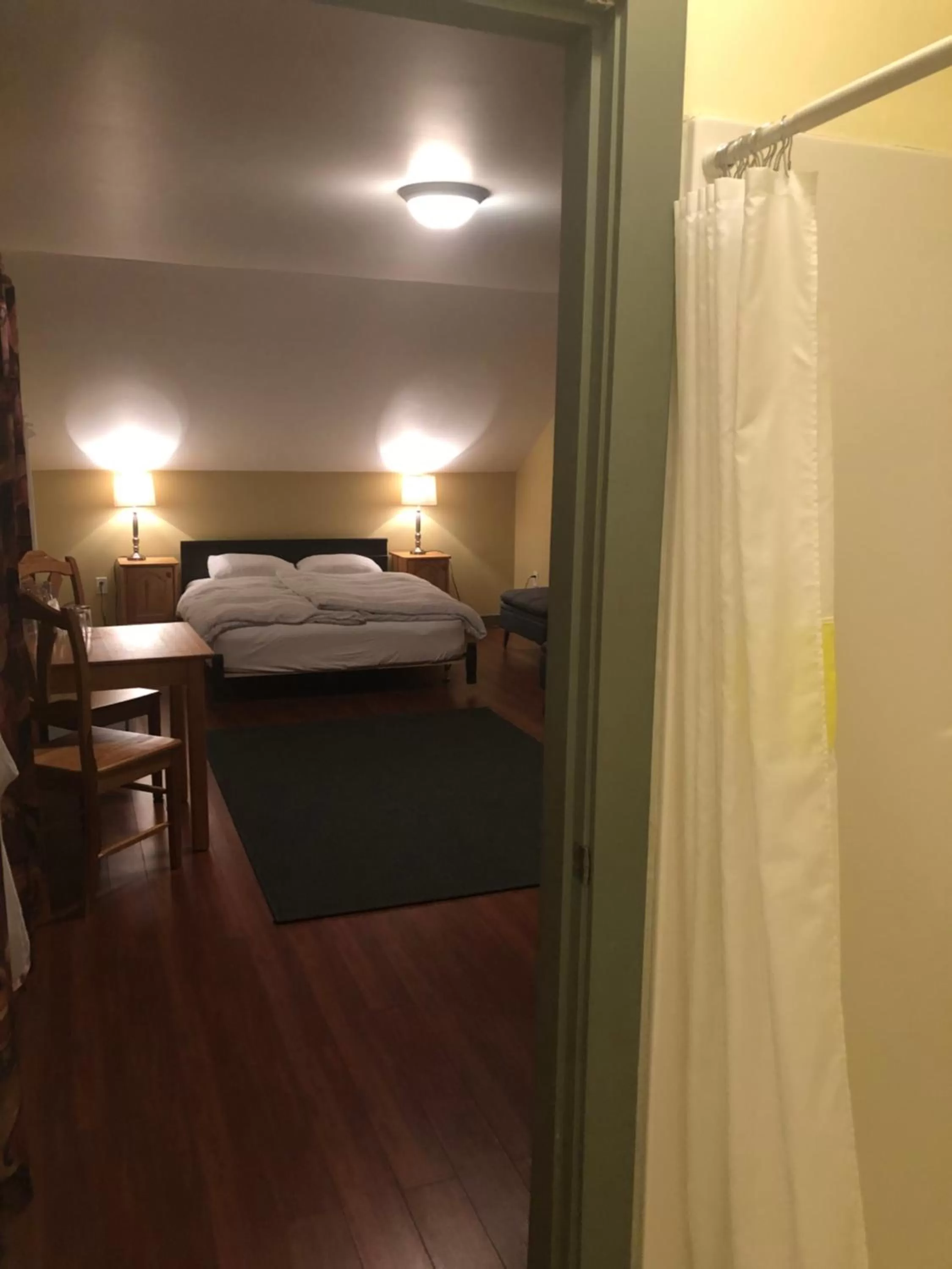 Bed in Crowsnest Vineyards Guesthouse